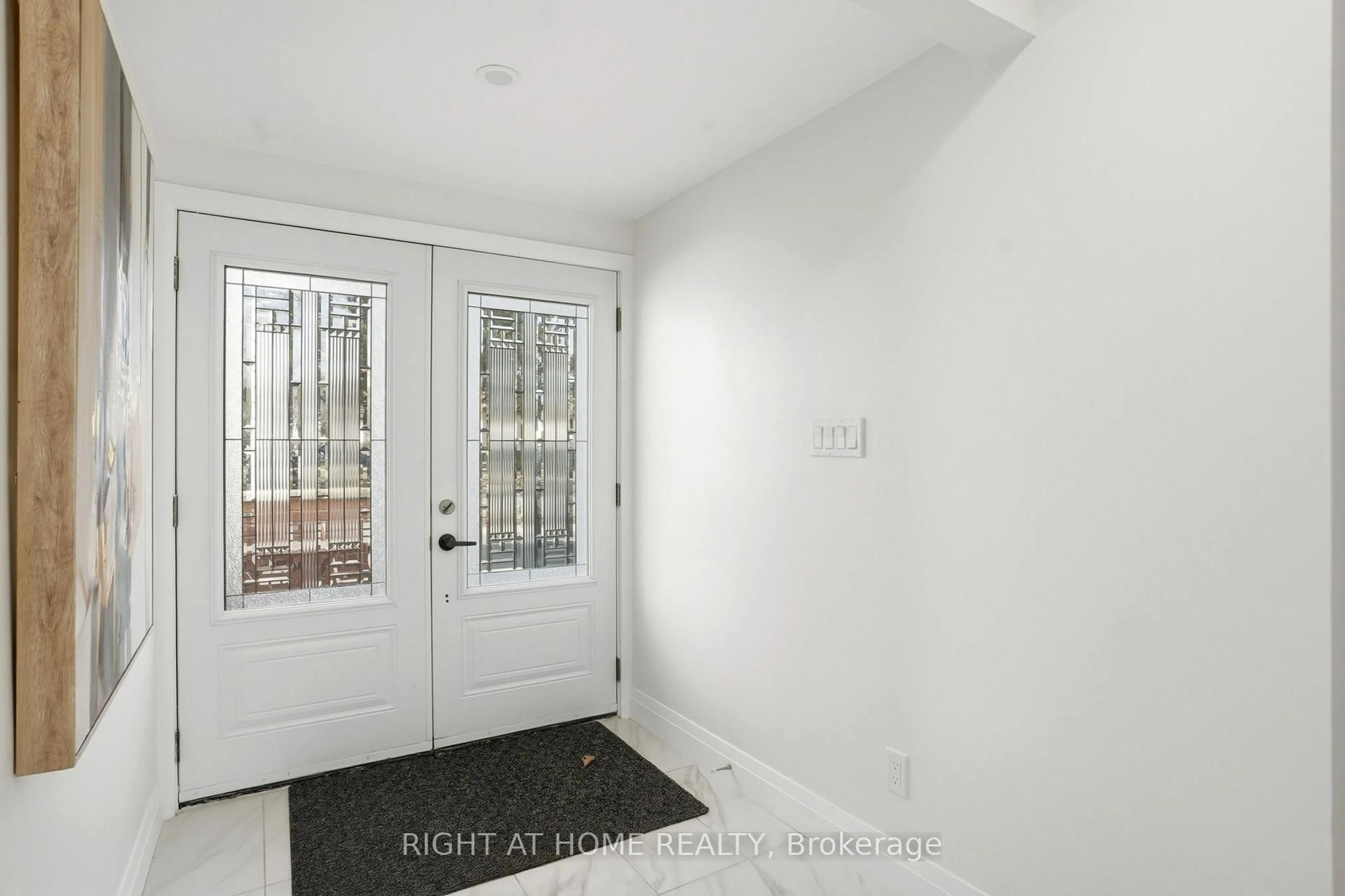 Indoor entryway for 322 Melores Dr, Burlington Ontario L7L 4T8