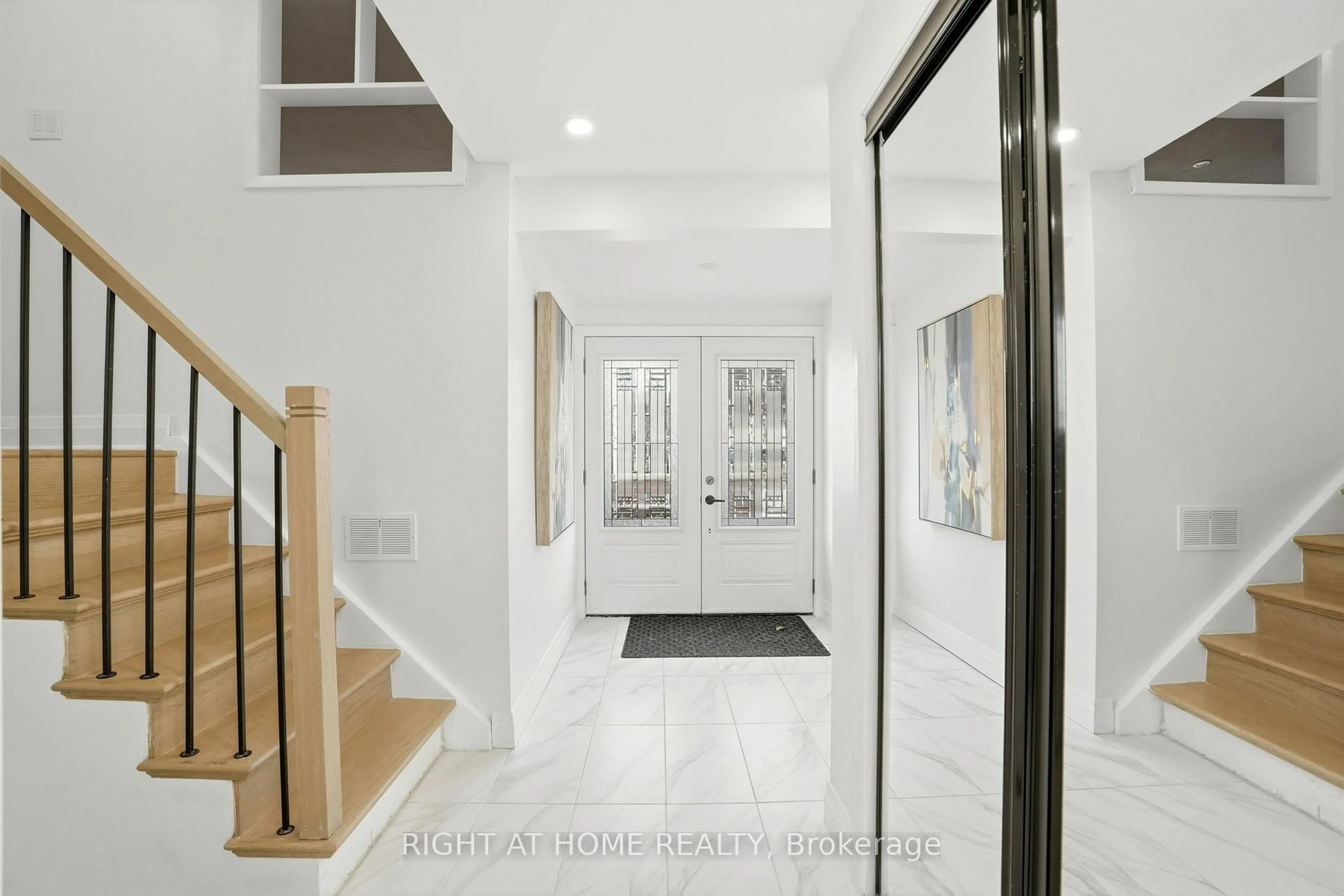 Indoor foyer for 322 Melores Dr, Burlington Ontario L7L 4T8