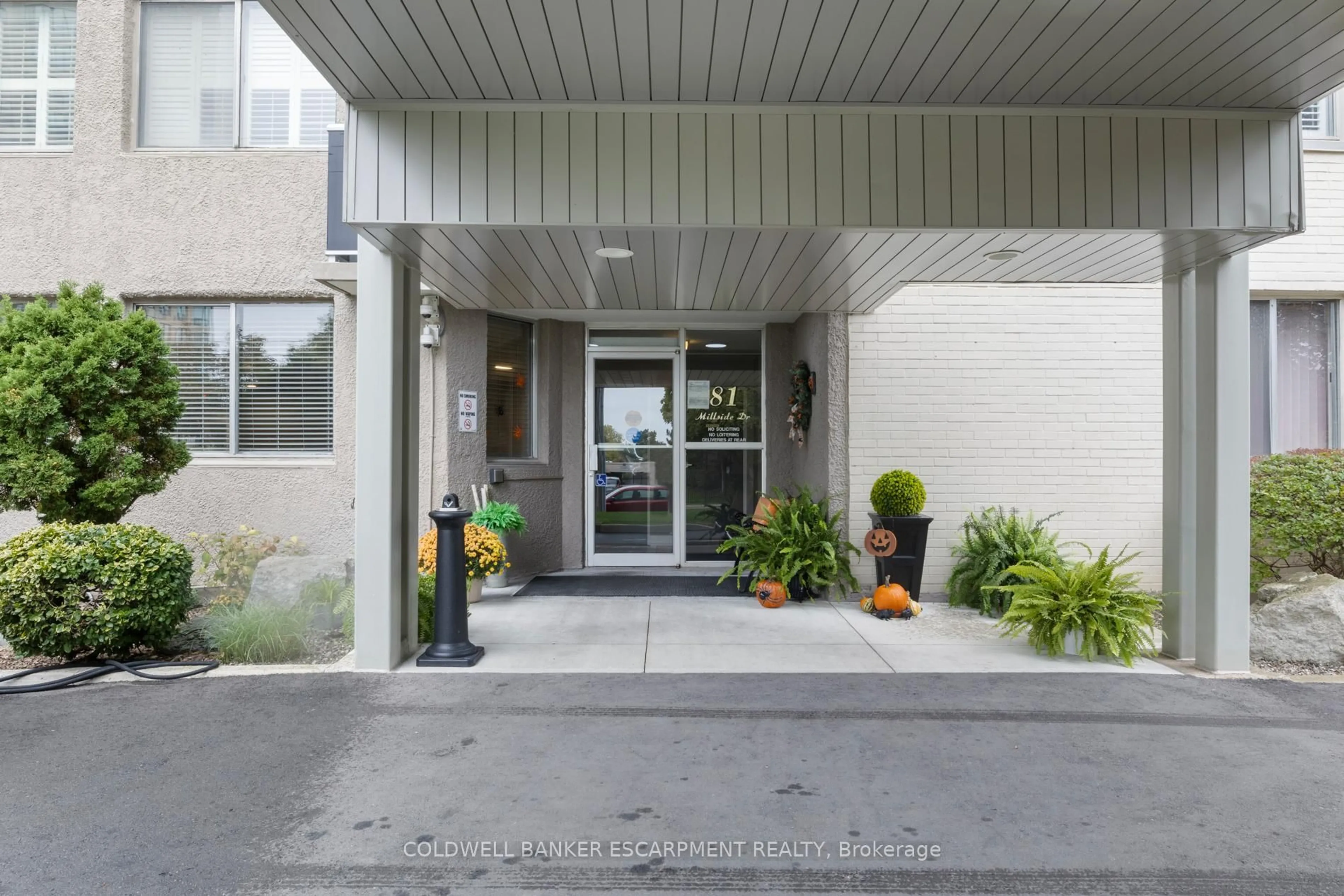 Indoor foyer for 81 Millside Dr #1005, Milton Ontario L9T 3X4