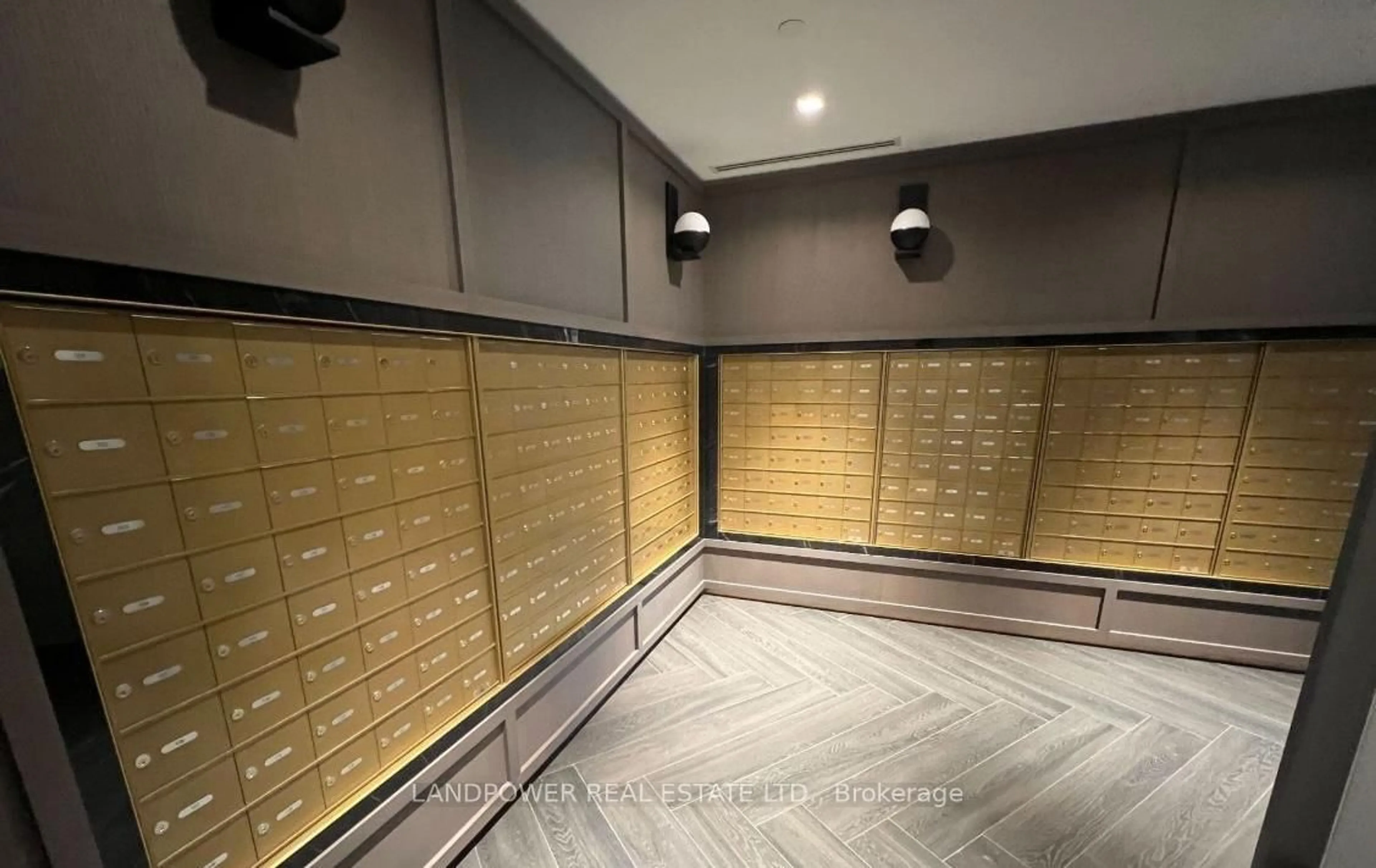 Indoor foyer for 395 Dundas St #LPH12, Oakville Ontario L6M 5R8