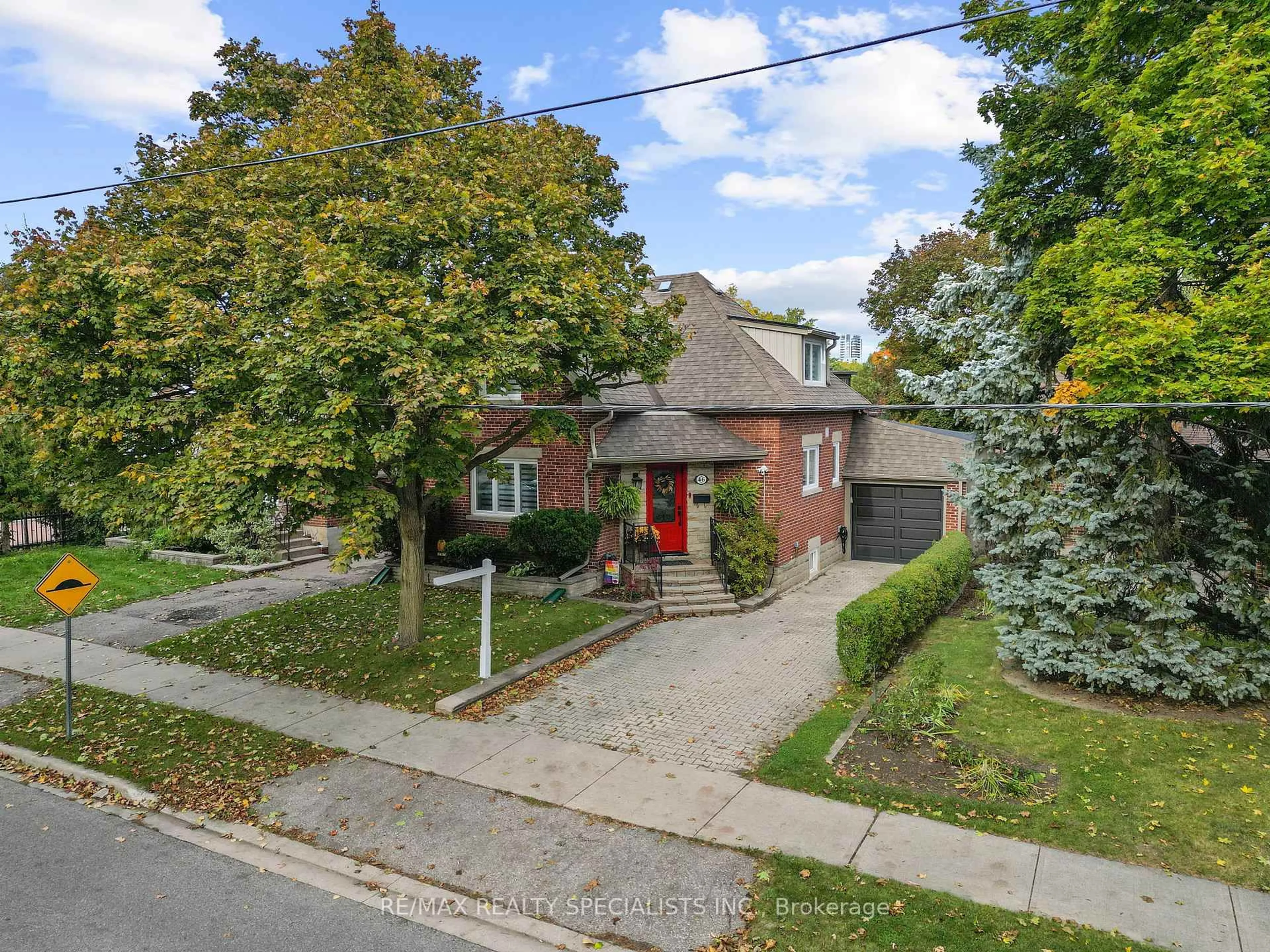 A pic from outside/outdoor area/front of a property/back of a property/a pic from drone, street for 46 Elizabeth St, Brampton Ontario L6Y 1R1
