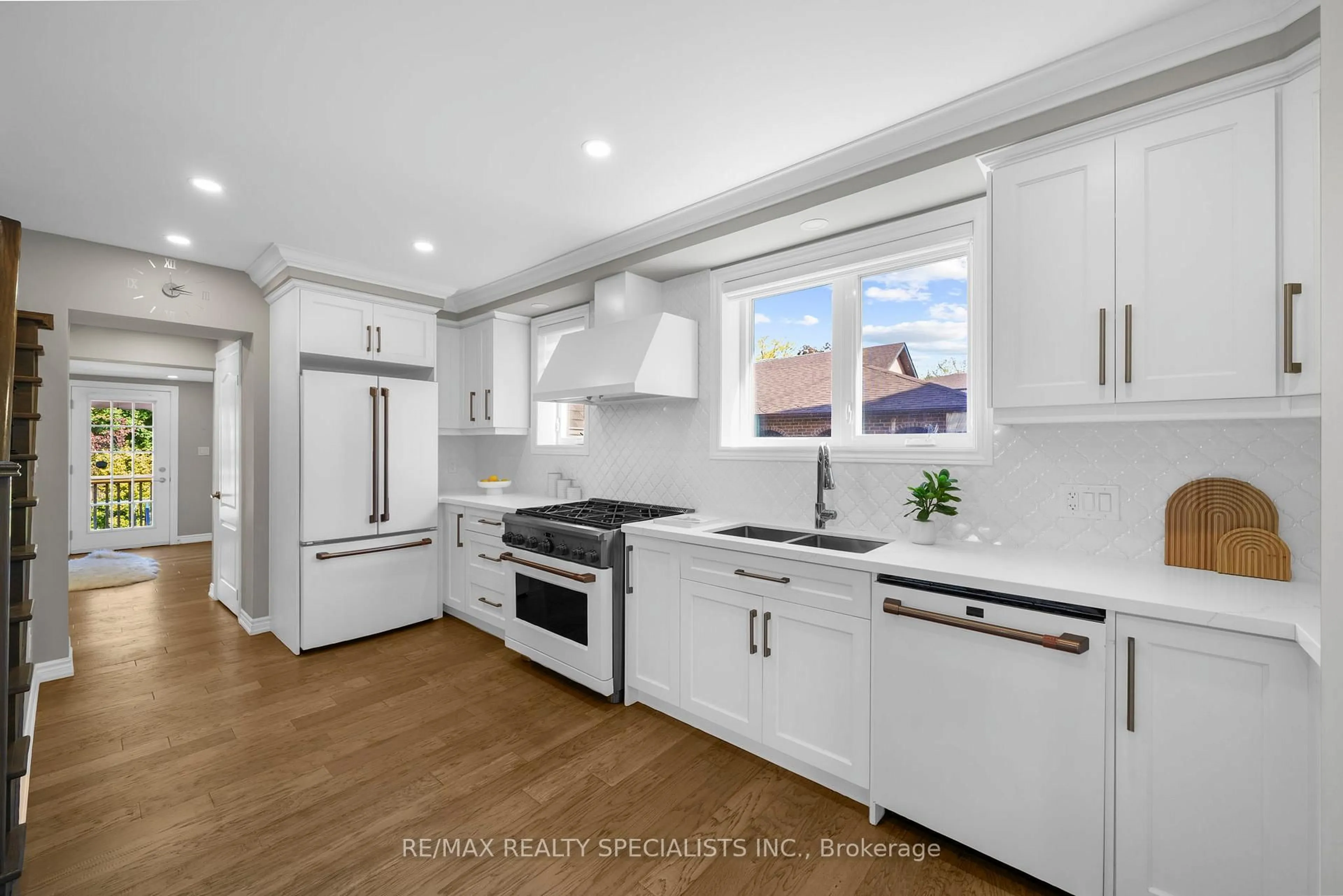 Open concept kitchen, ceramic/tile floor for 46 Elizabeth St, Brampton Ontario L6Y 1R1