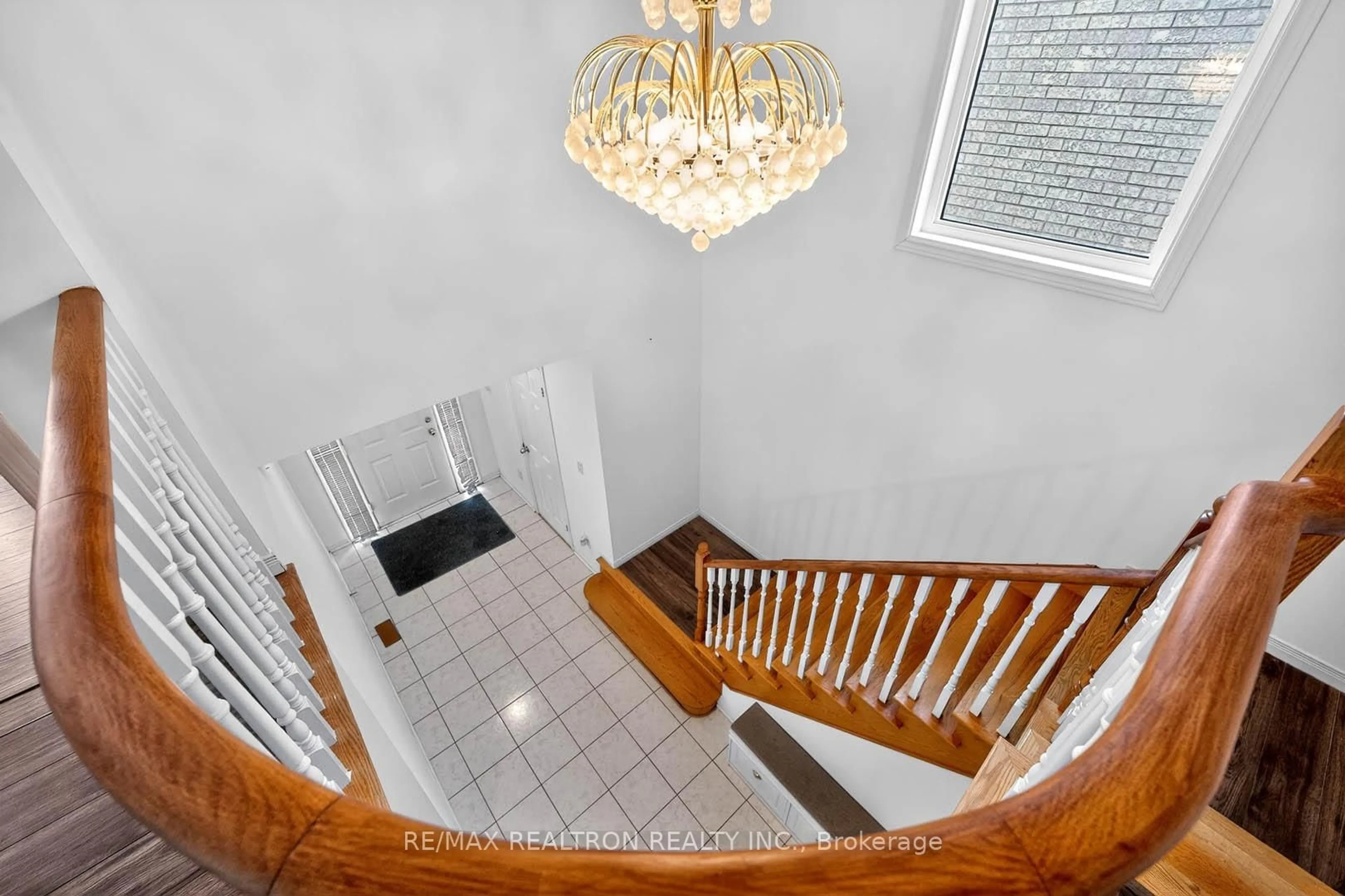 Indoor foyer for 16 Pacific Wind Cres, Brampton Ontario L6R 1Z9
