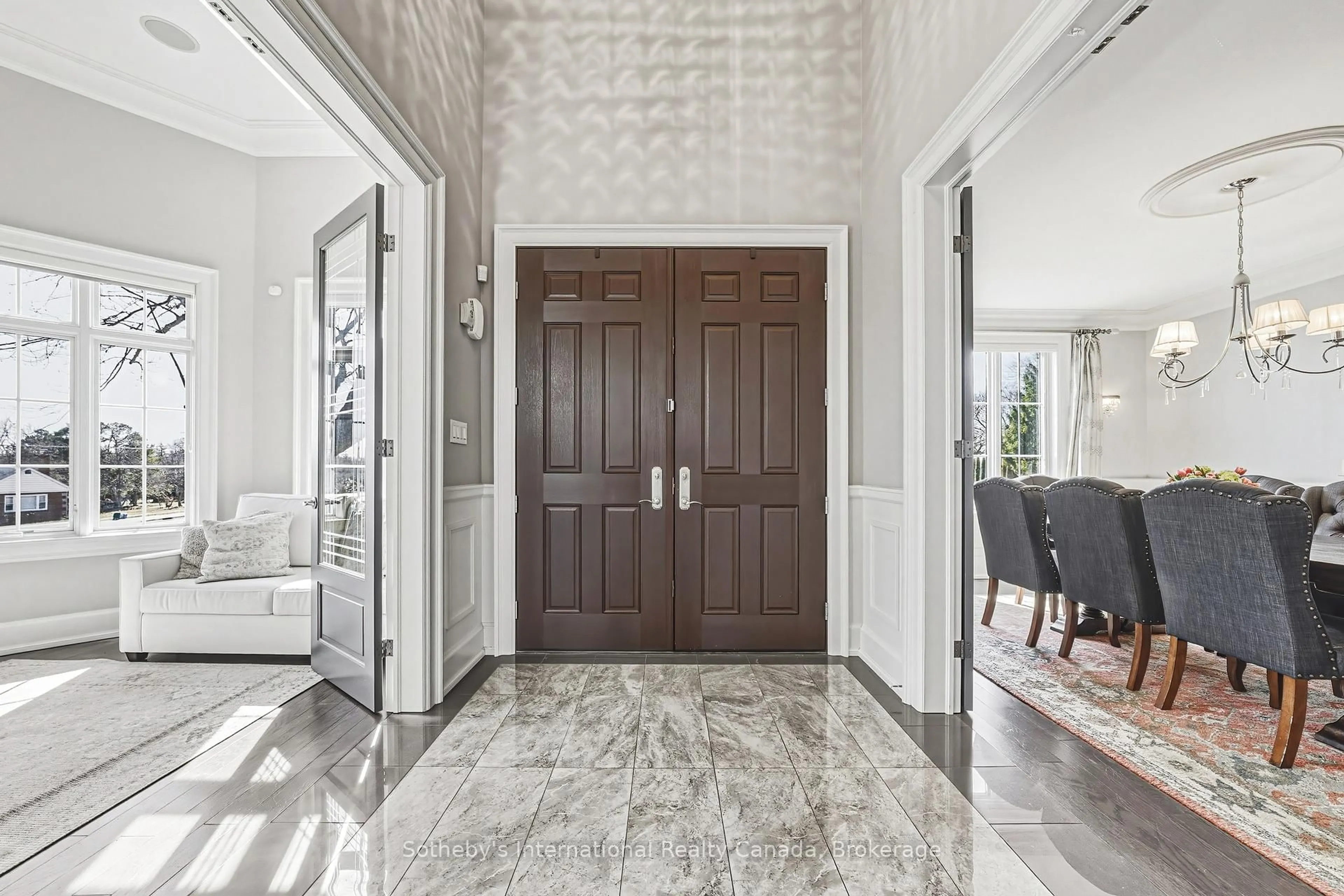 Indoor entryway for 476 Patricia Dr, Burlington Ontario L7T 1K2