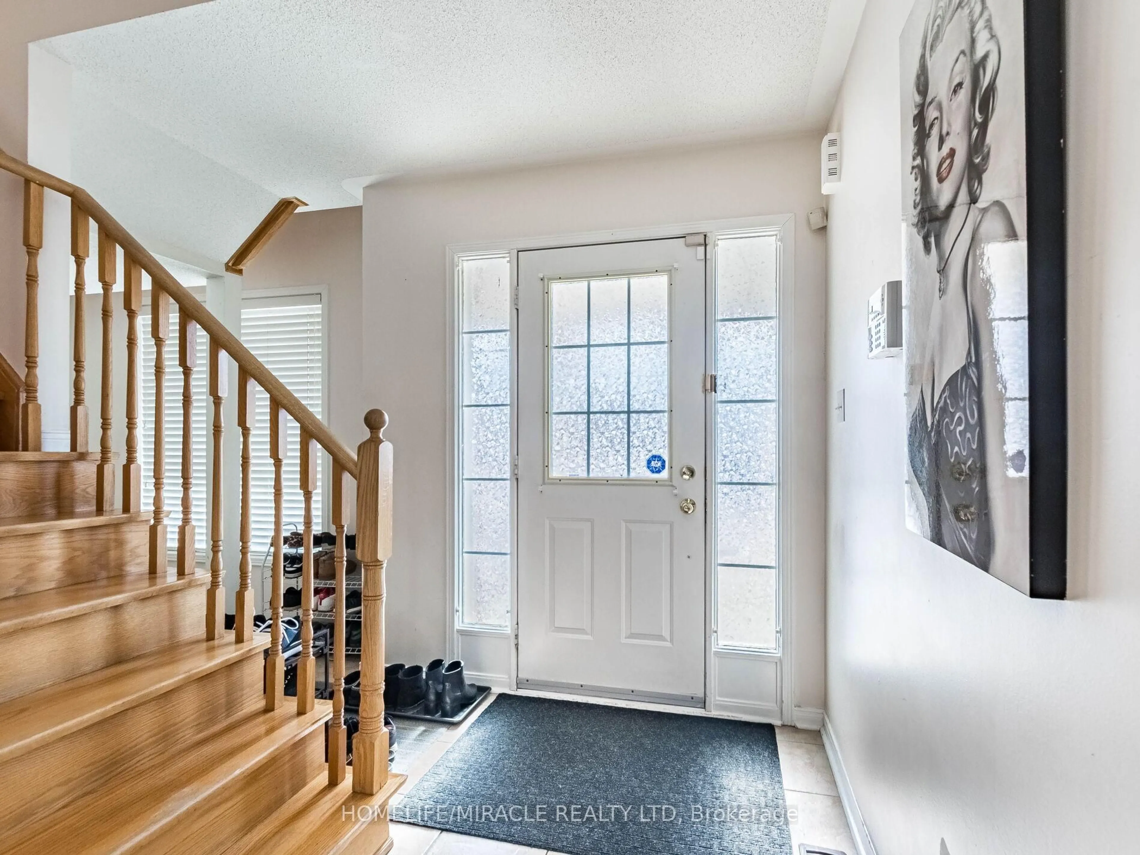 Indoor entryway for 5 Sams Cres, Brampton Ontario L7A 3T8