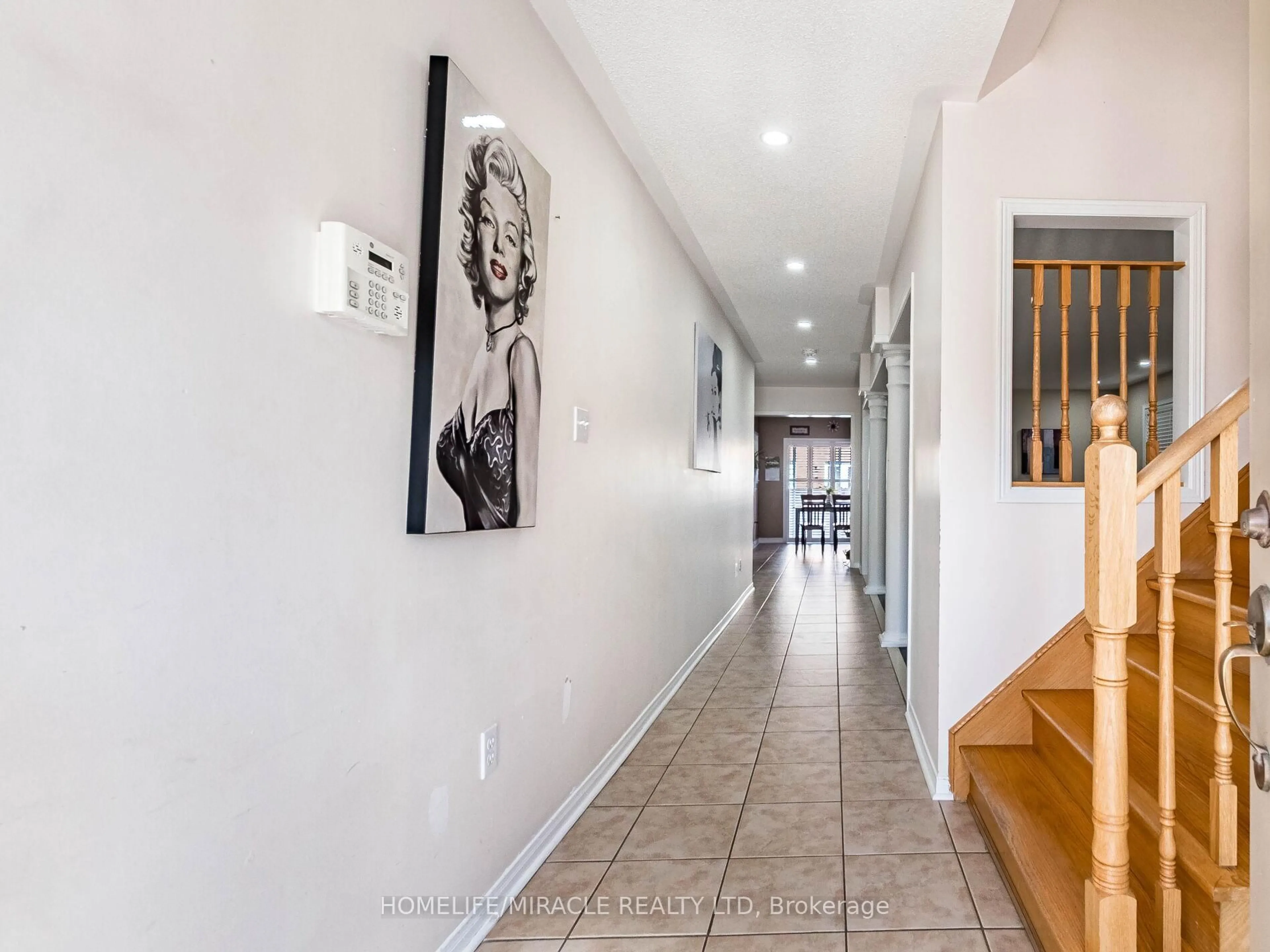 Indoor foyer for 5 Sams Cres, Brampton Ontario L7A 3T8