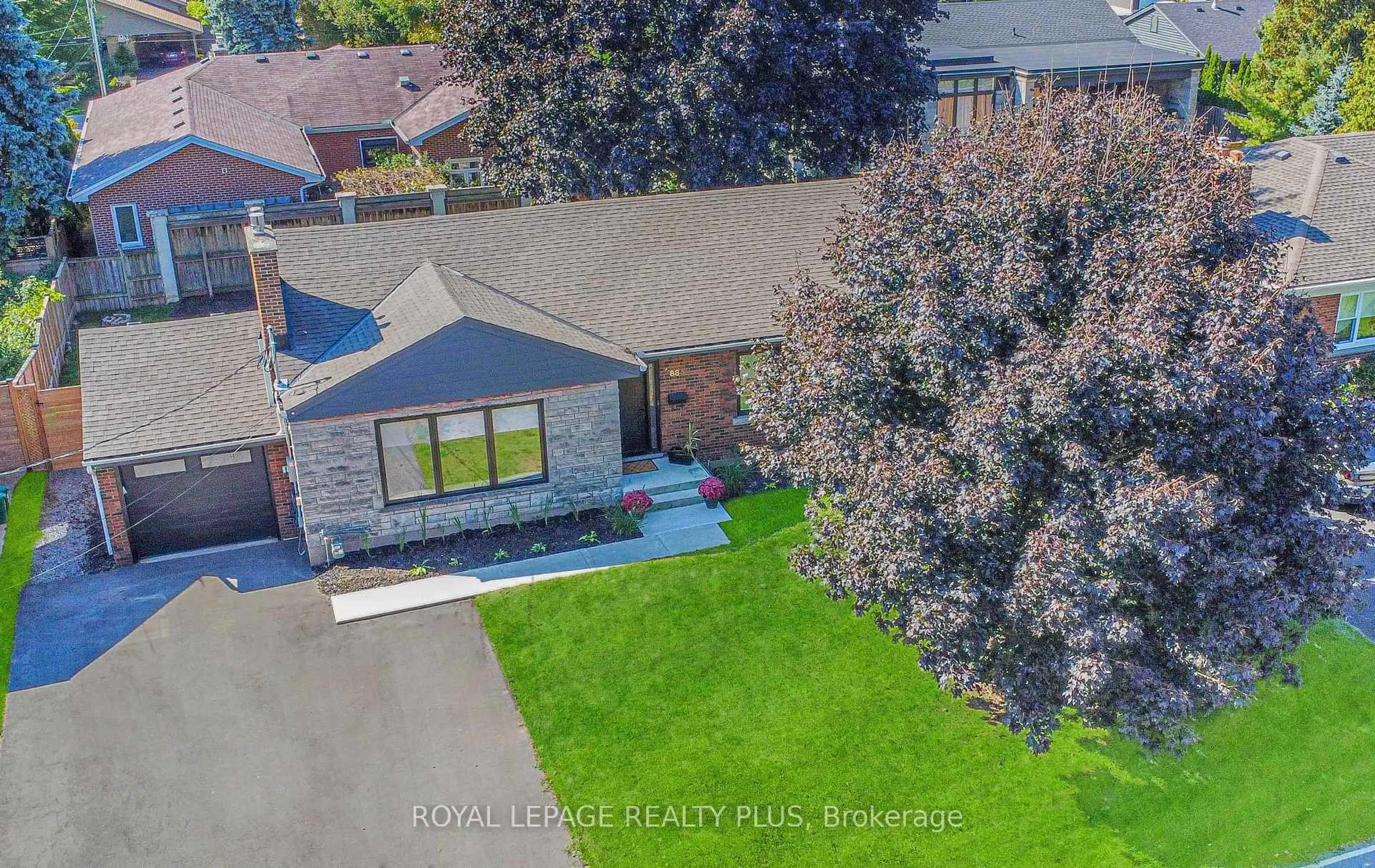 A pic from outside/outdoor area/front of a property/back of a property/a pic from drone, street for 884 Eagle Dr, Burlington Ontario L7T 3A4