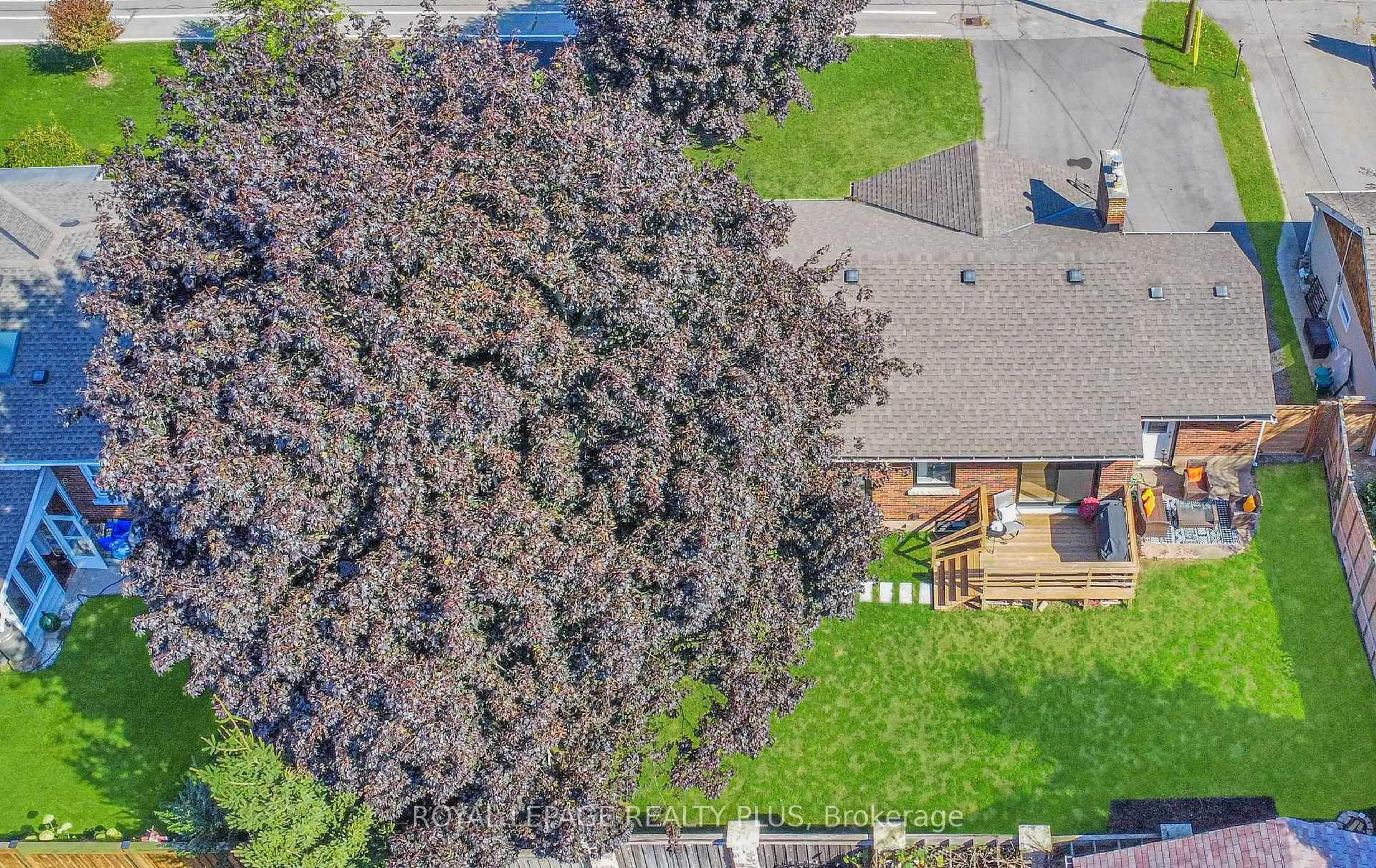 A pic from outside/outdoor area/front of a property/back of a property/a pic from drone, street for 884 Eagle Dr, Burlington Ontario L7T 3A4