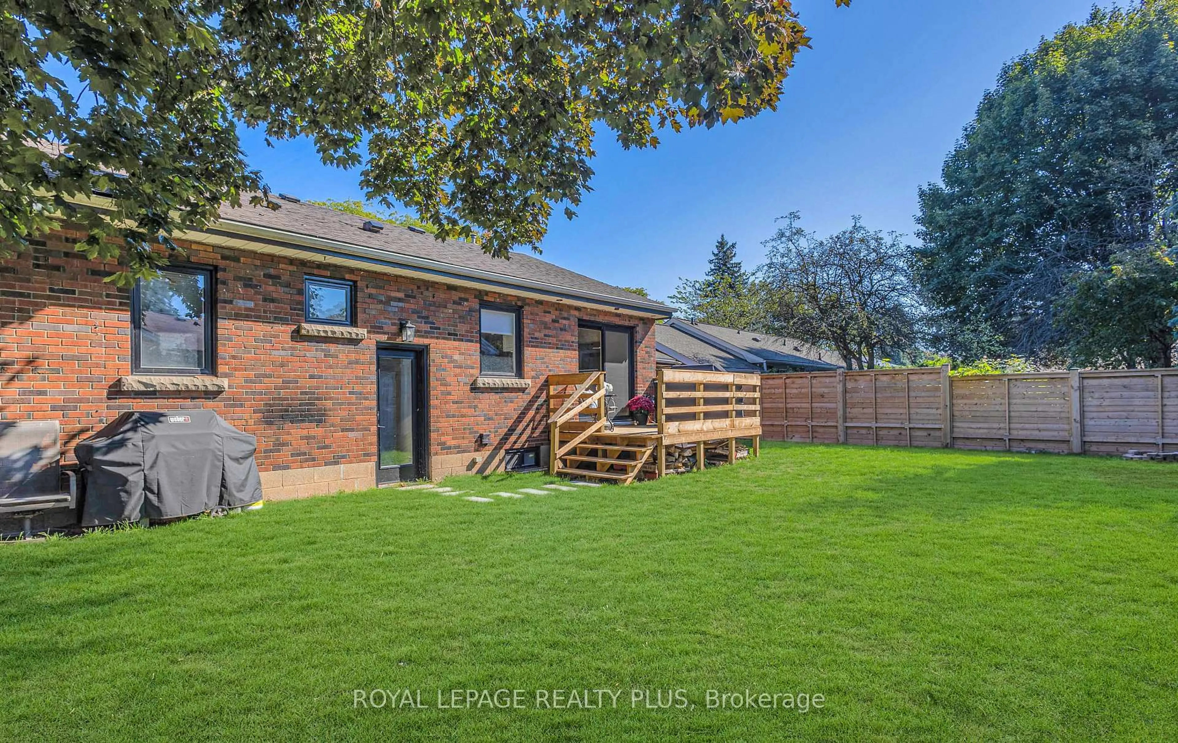 A pic from outside/outdoor area/front of a property/back of a property/a pic from drone, street for 884 Eagle Dr, Burlington Ontario L7T 3A4