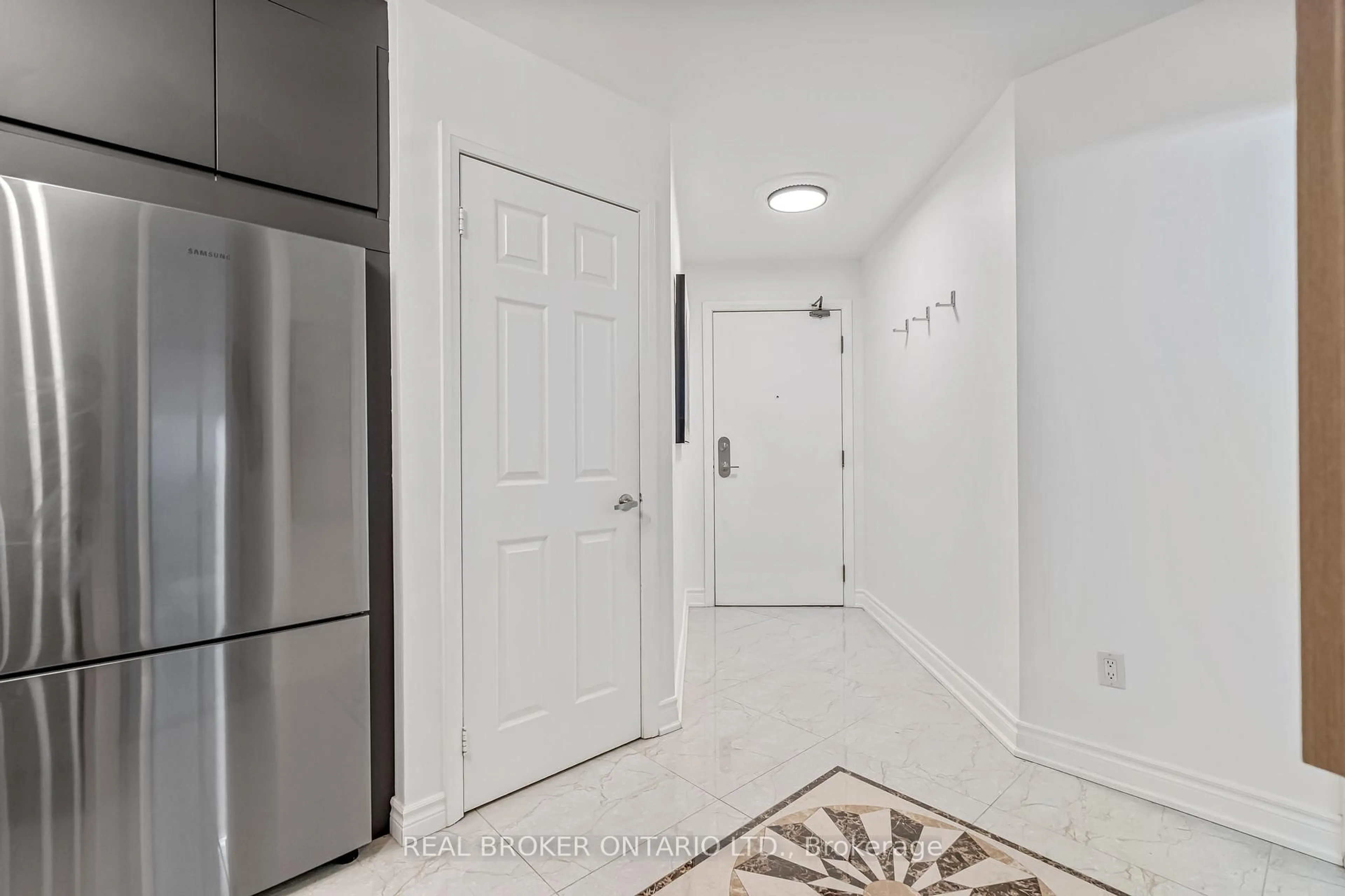 Indoor entryway for 220 Forum Dr #904, Mississauga Ontario L4Z 4K1