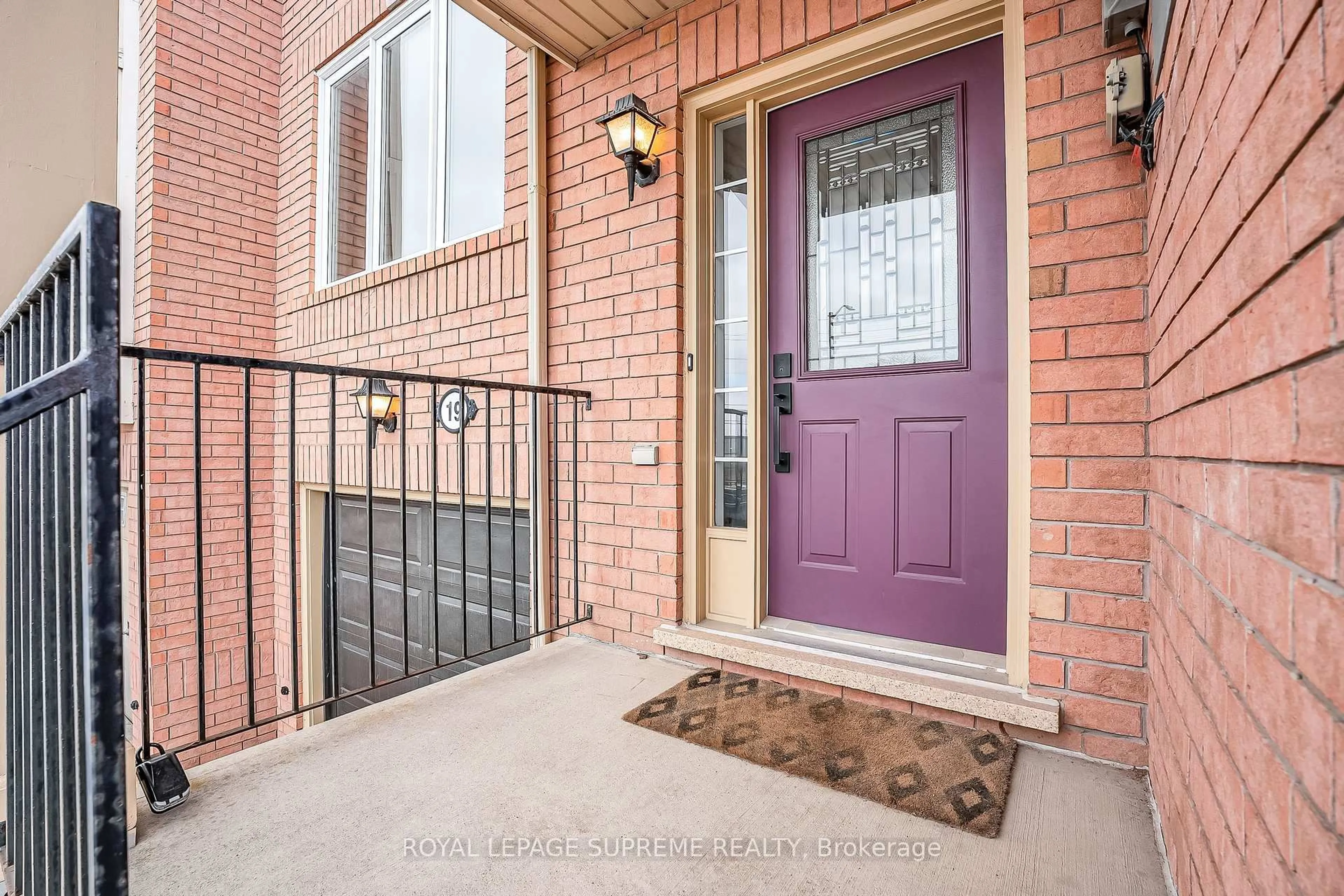 Indoor entryway for 19 Seed House Lane, Halton Hills Ontario L7G 6K2