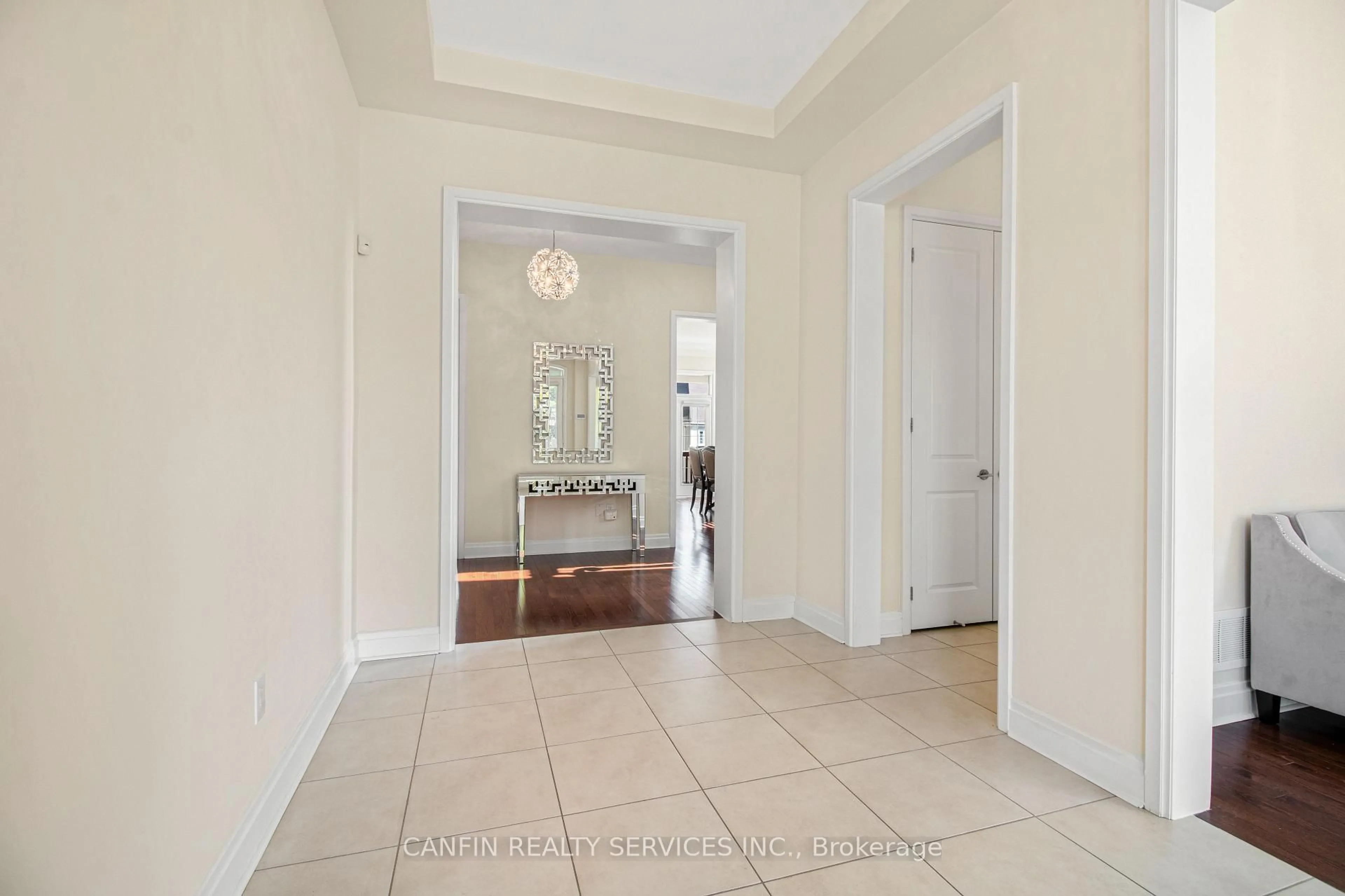 Indoor entryway for 10 Calstock Pl, Brampton Ontario L6X 0X3