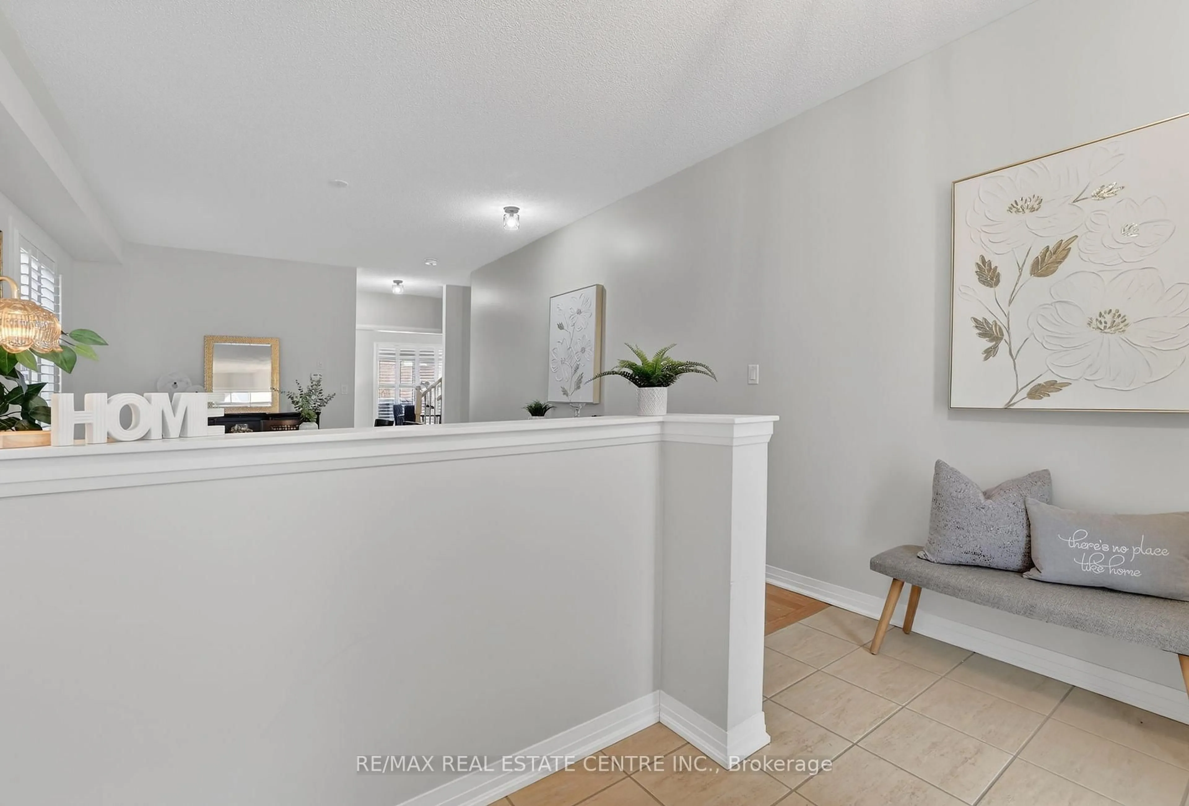 Indoor entryway for 10 Porter Dr, Orangeville Ontario L9W 6Z4