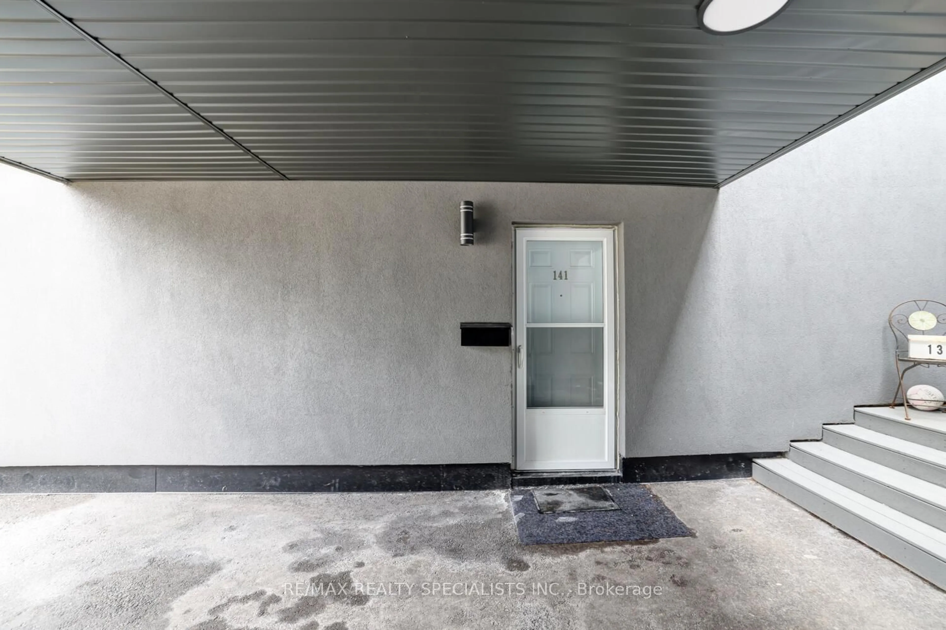 Indoor foyer for 3040 Constitution Blvd #141, Mississauga Ontario L4Y 3X7