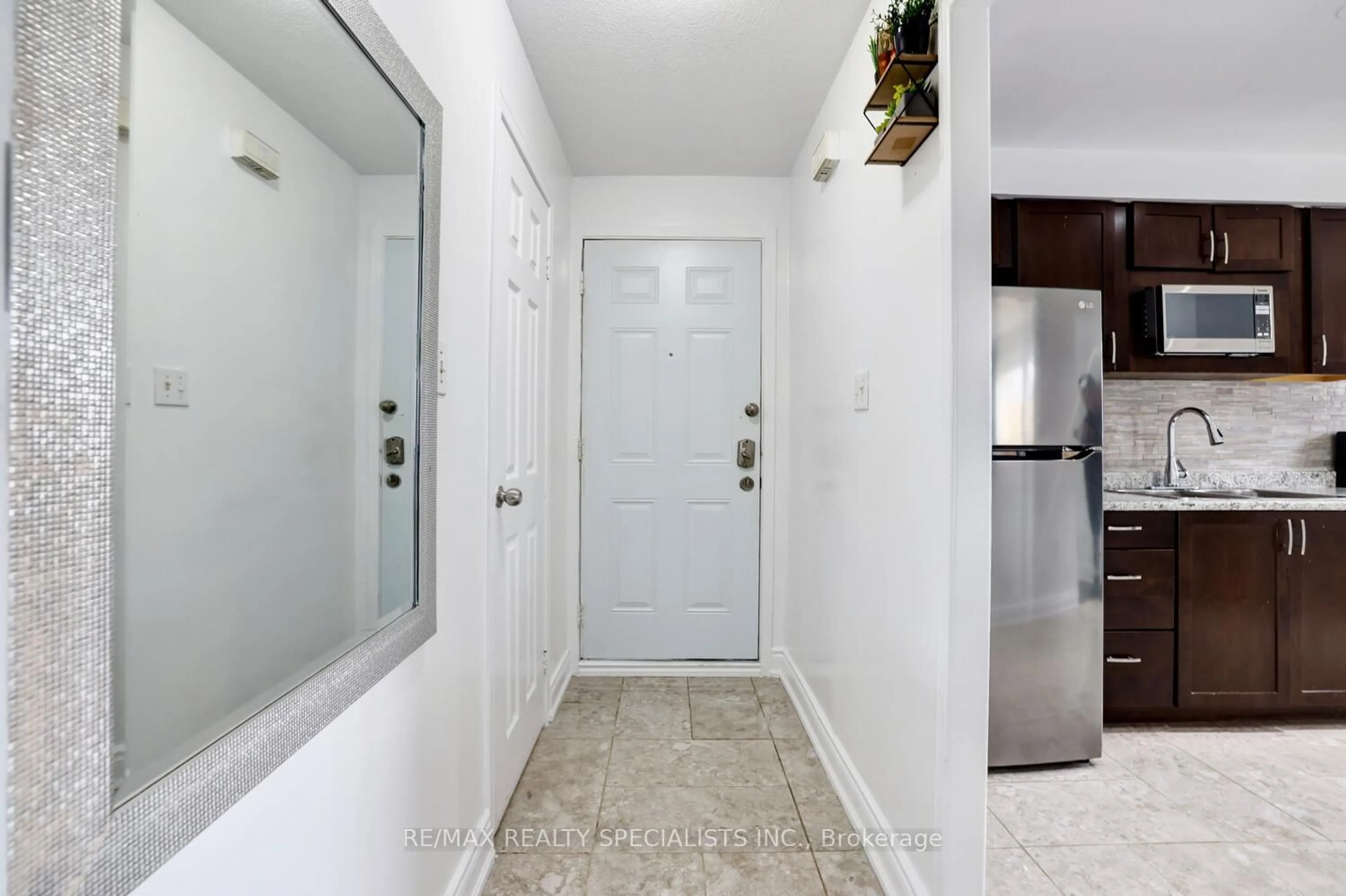 Indoor entryway for 3040 Constitution Blvd #141, Mississauga Ontario L4Y 3X7