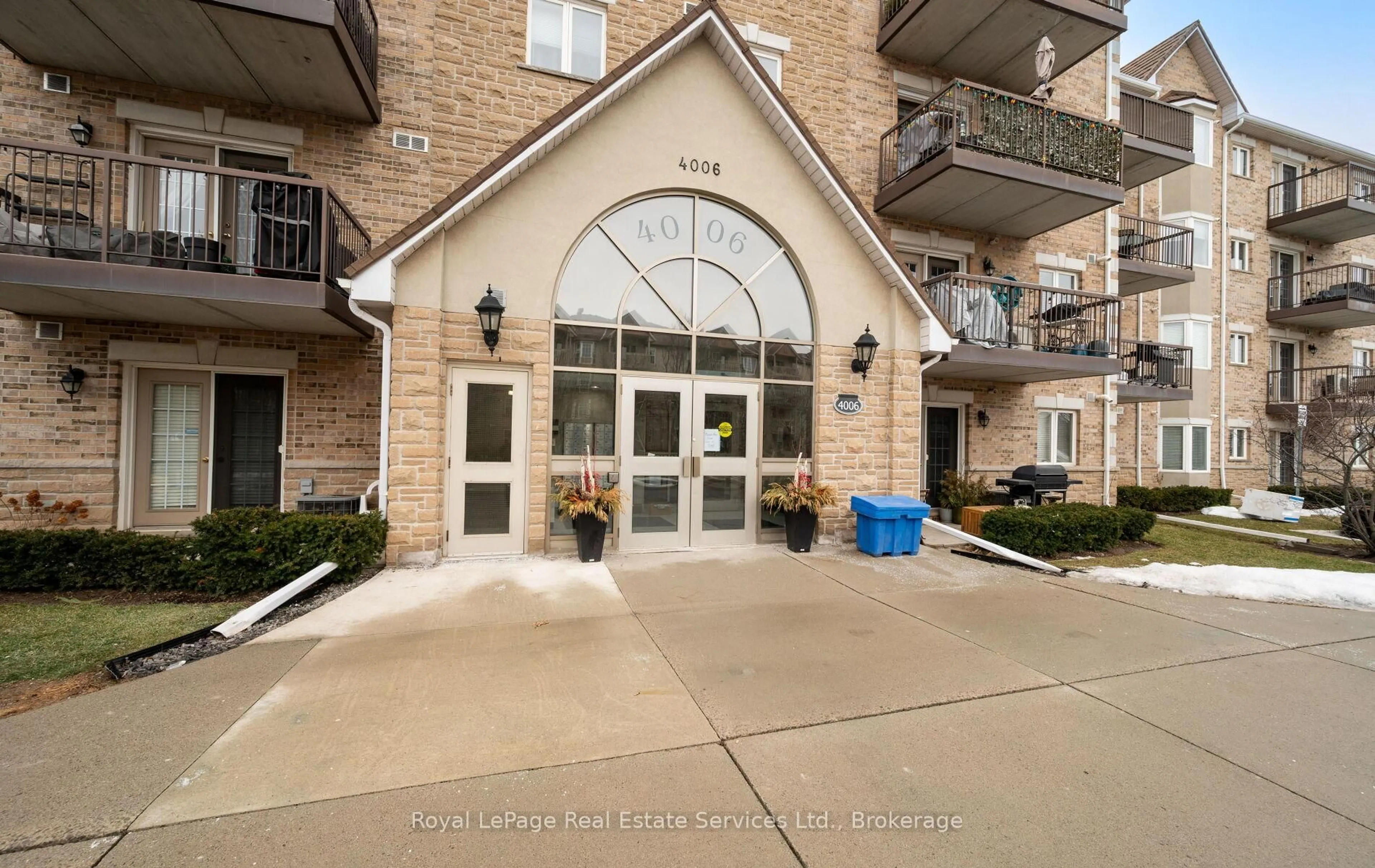 Indoor foyer for 4006 Kilmer Dr #409, Burlington Ontario L7M 4W4