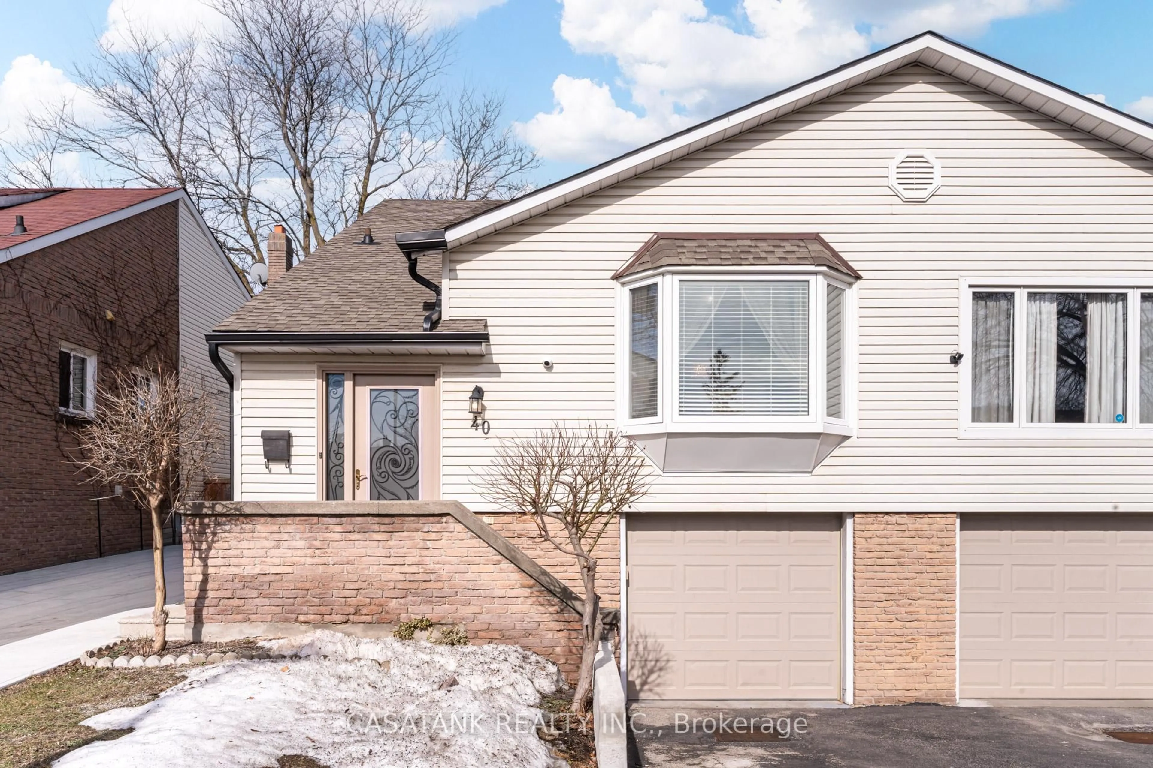 Home with brick exterior material, street for 40 Salisbury Circ, Brampton Ontario L6V 2Z5