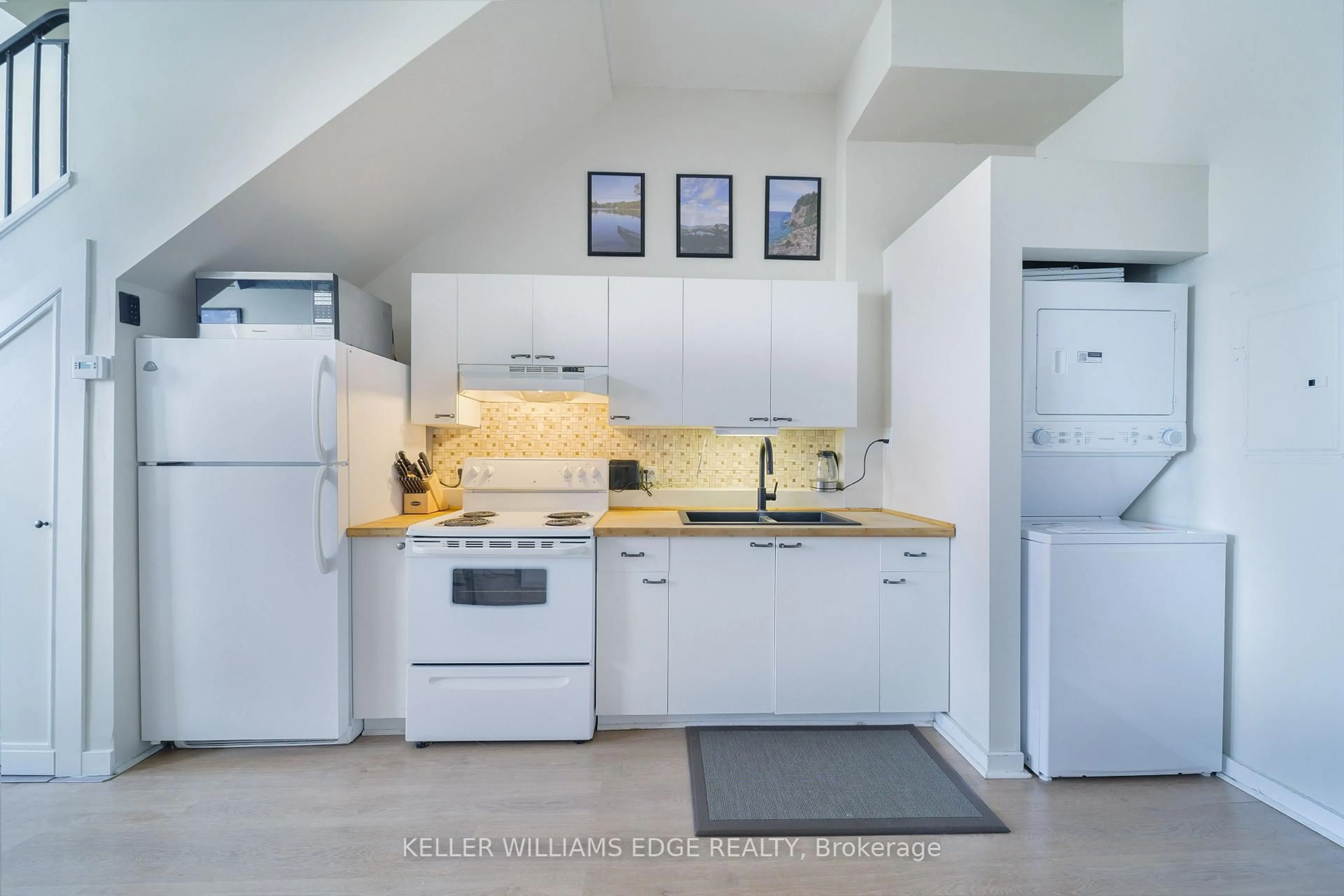 Standard kitchen, ceramic/tile floor for 123 Broadway Ave #E, Orangeville Ontario L9W 1K2