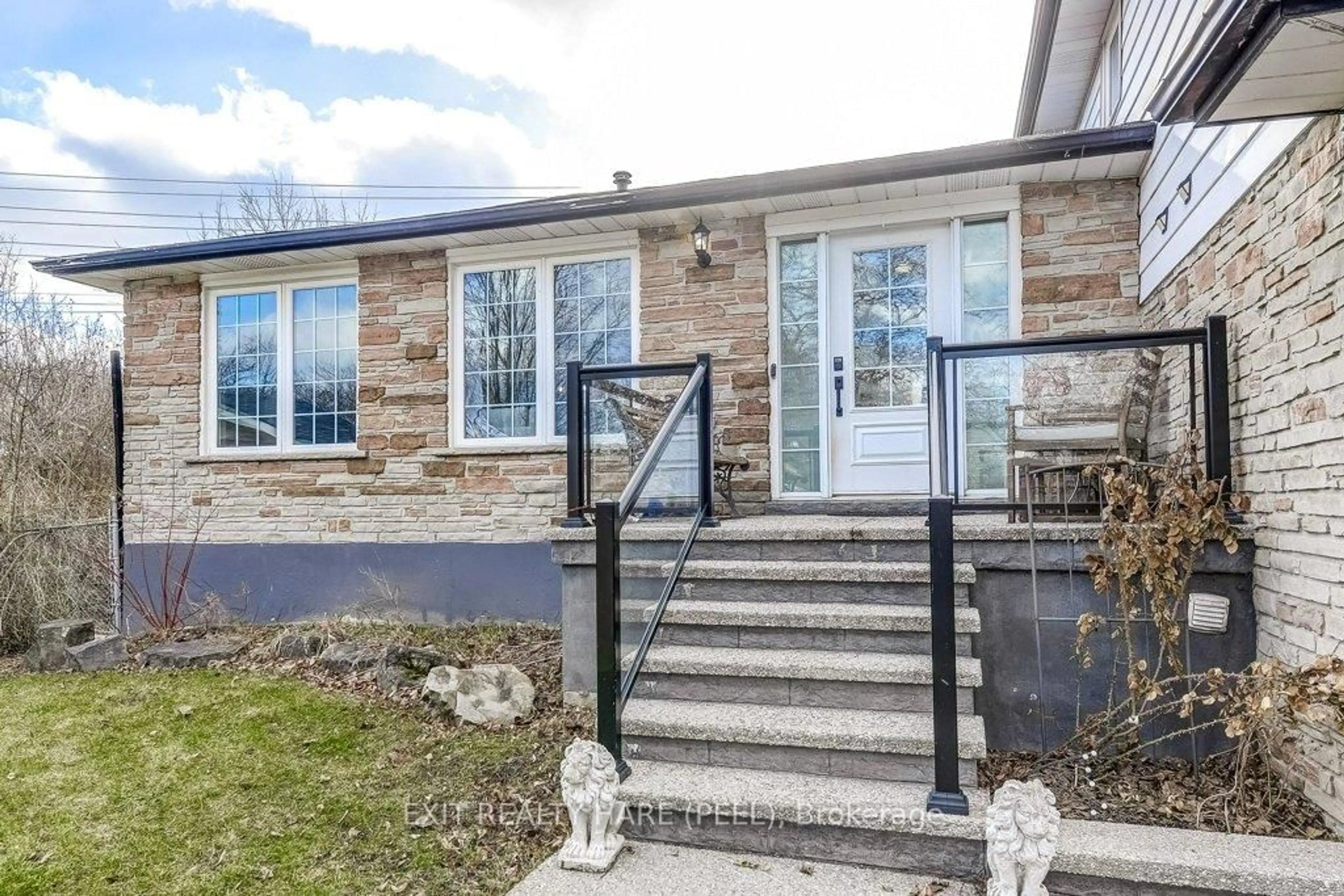 Home with brick exterior material, street for 2516 Woburn Cres, Oakville Ontario L6L 5E9
