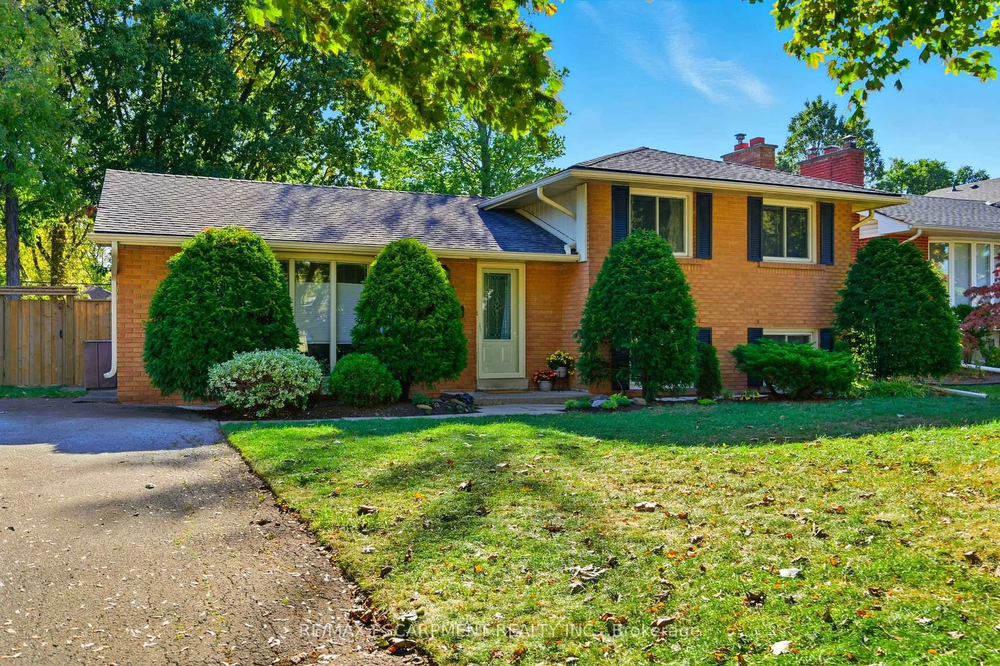 Home with vinyl exterior material, street for 5210 Mulberry Dr, Burlington Ontario L7L 3P4