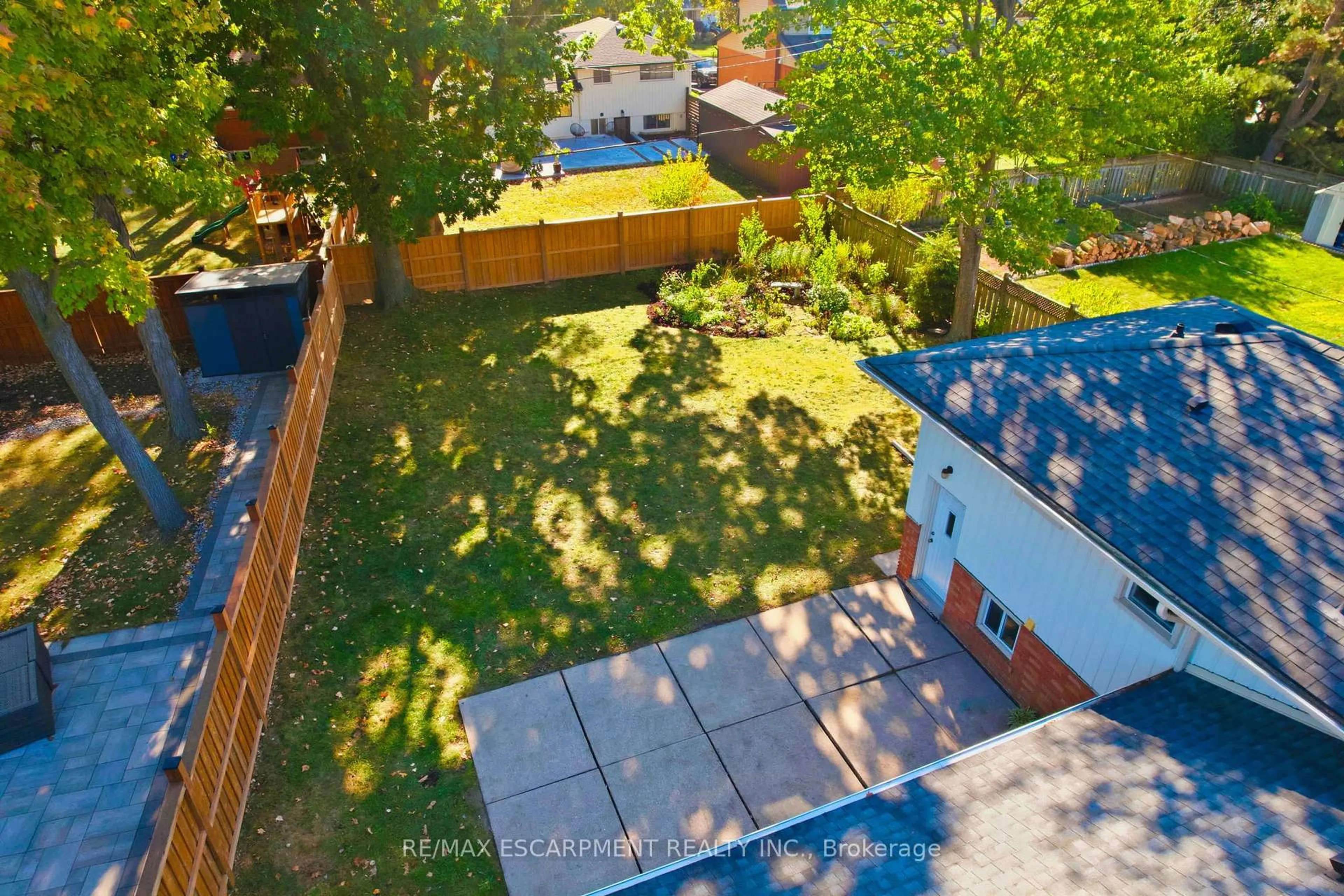 A pic from outside/outdoor area/front of a property/back of a property/a pic from drone, city buildings view from balcony for 5210 Mulberry Dr, Burlington Ontario L7L 3P4