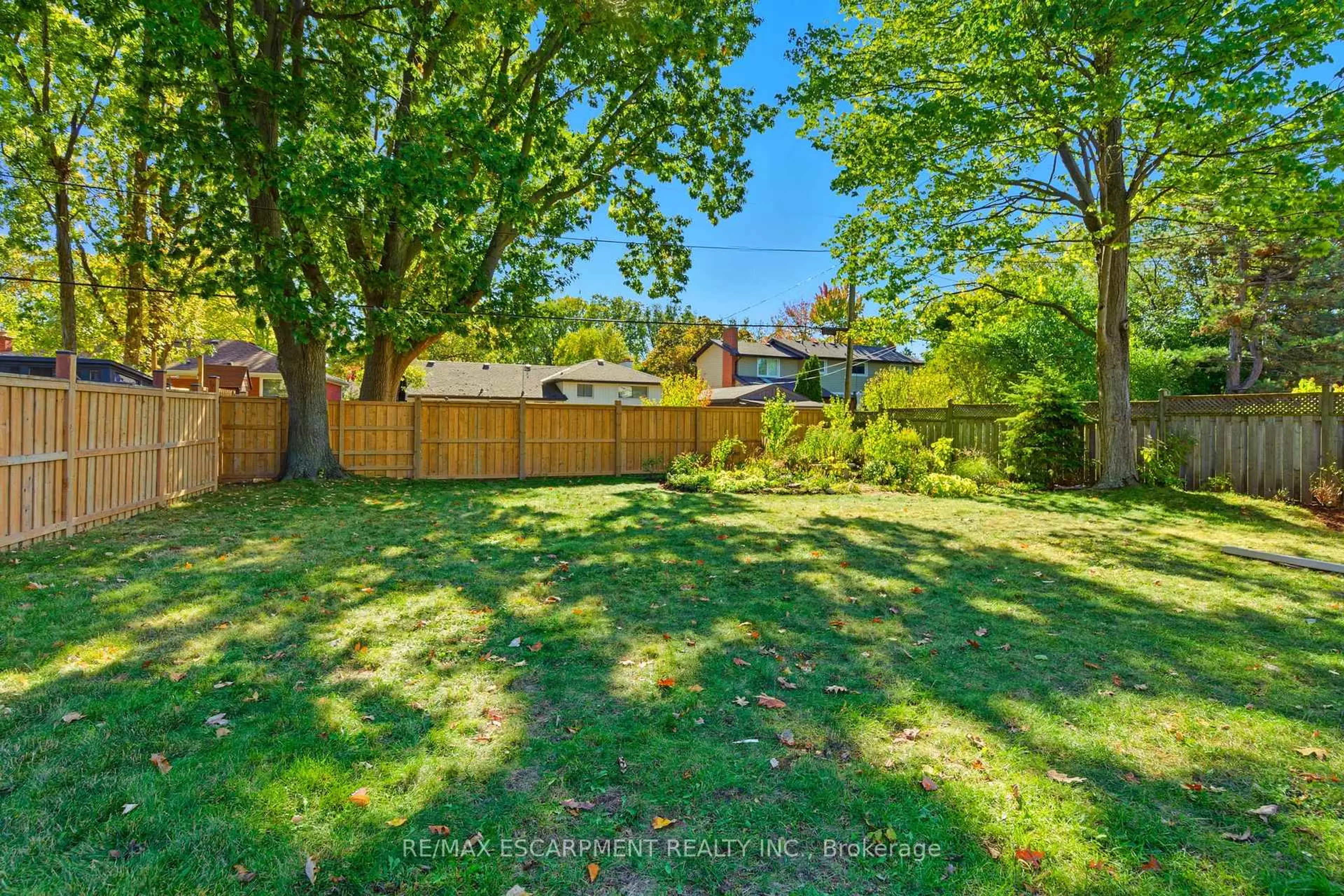 A pic from outside/outdoor area/front of a property/back of a property/a pic from drone, forest/trees view for 5210 Mulberry Dr, Burlington Ontario L7L 3P4