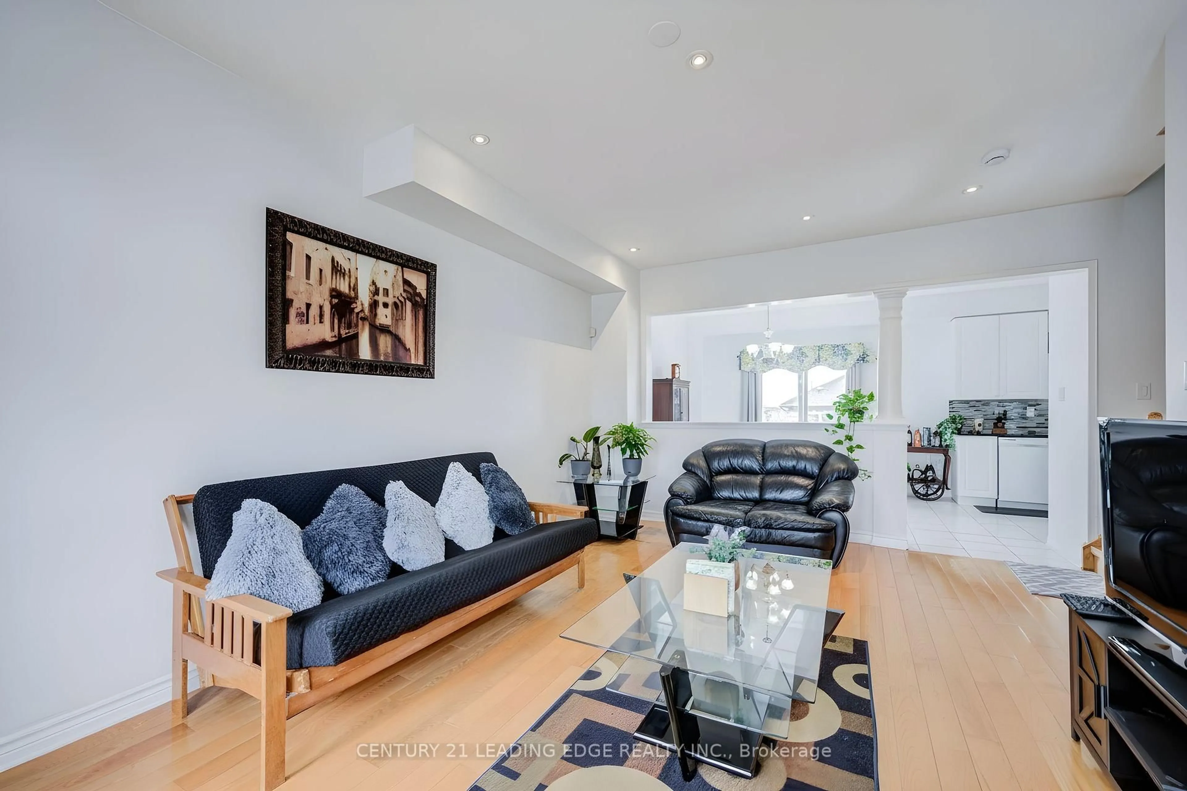 Living room with furniture, unknown for 6604 Opera Glass Cres, Mississauga Ontario L5W 1R8