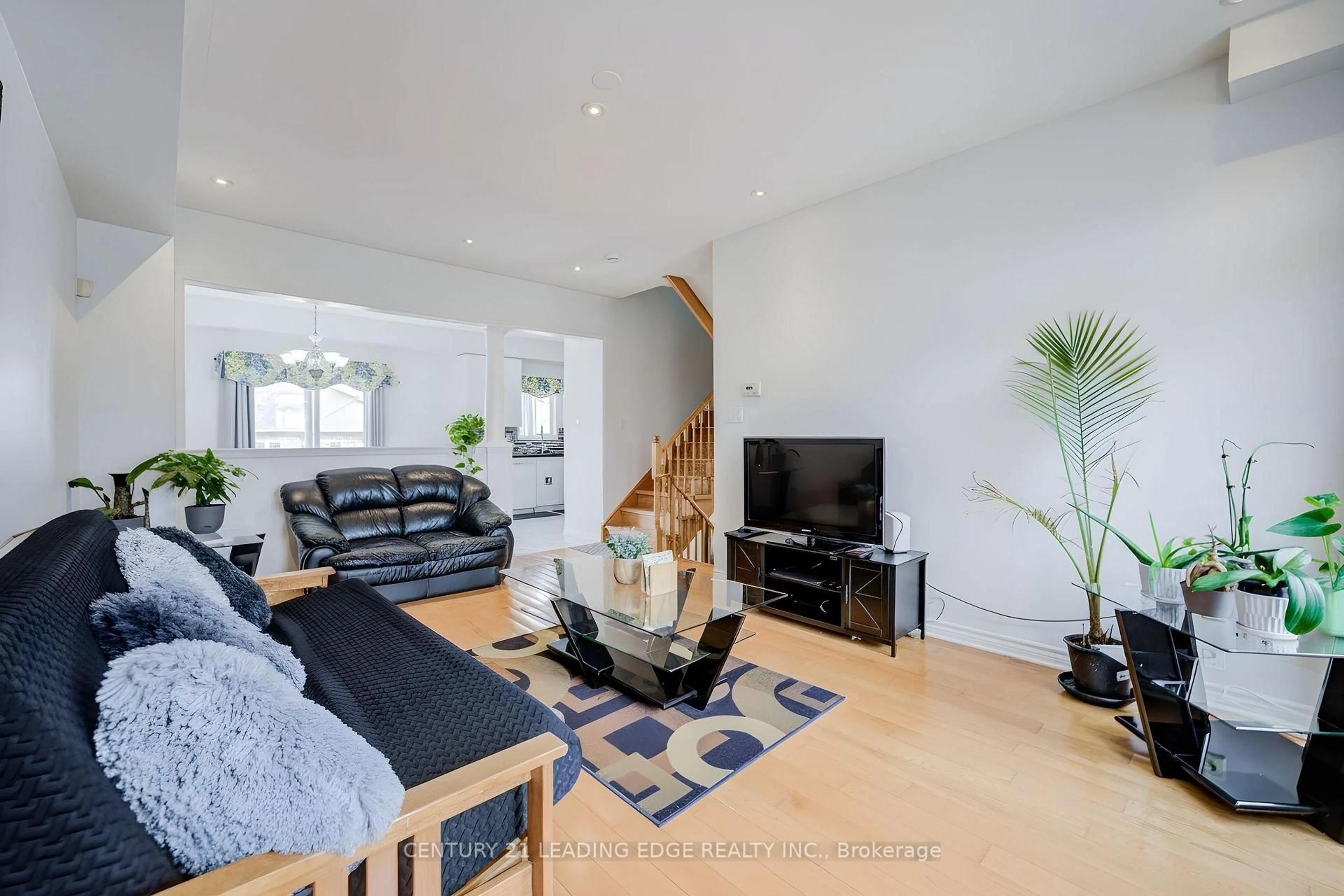 Living room with furniture, unknown for 6604 Opera Glass Cres, Mississauga Ontario L5W 1R8