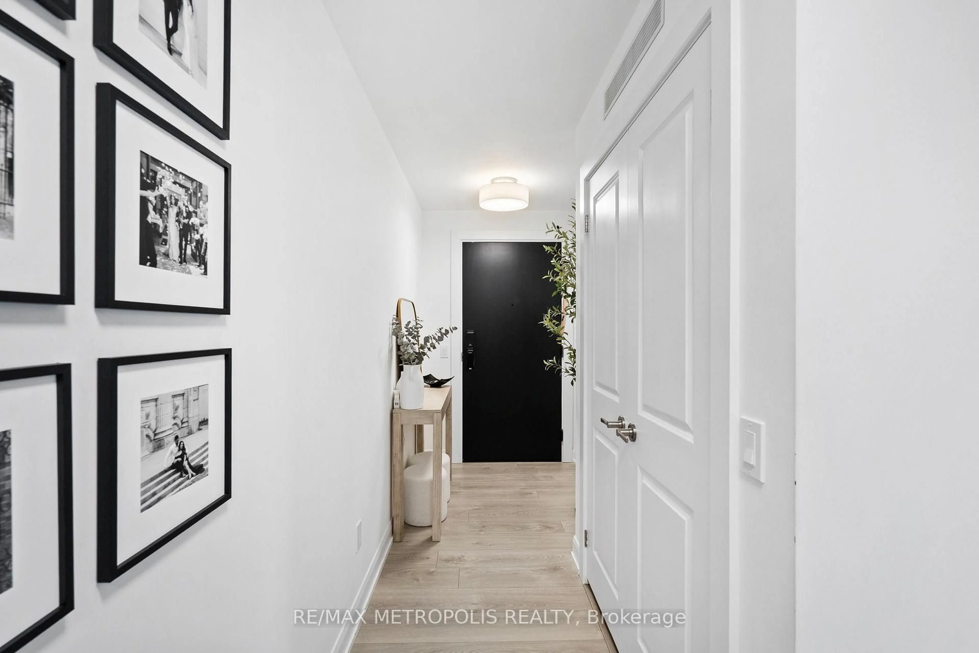 Indoor entryway for 3220 William Coltson Ave #406, Oakville Ontario L6H 7X9