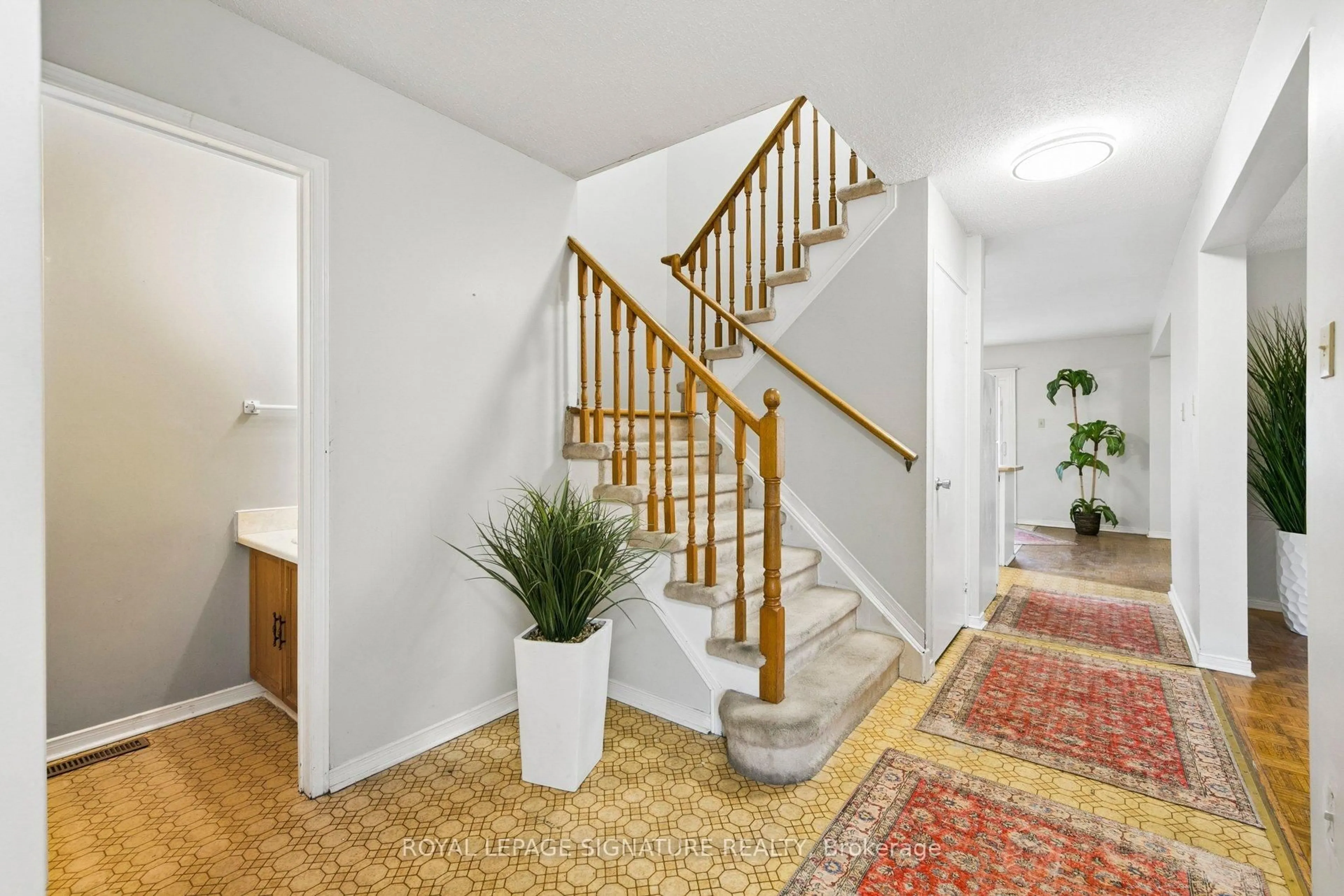 Unknown for 156 Macedonia Cres, Mississauga Ontario L5B 3J5