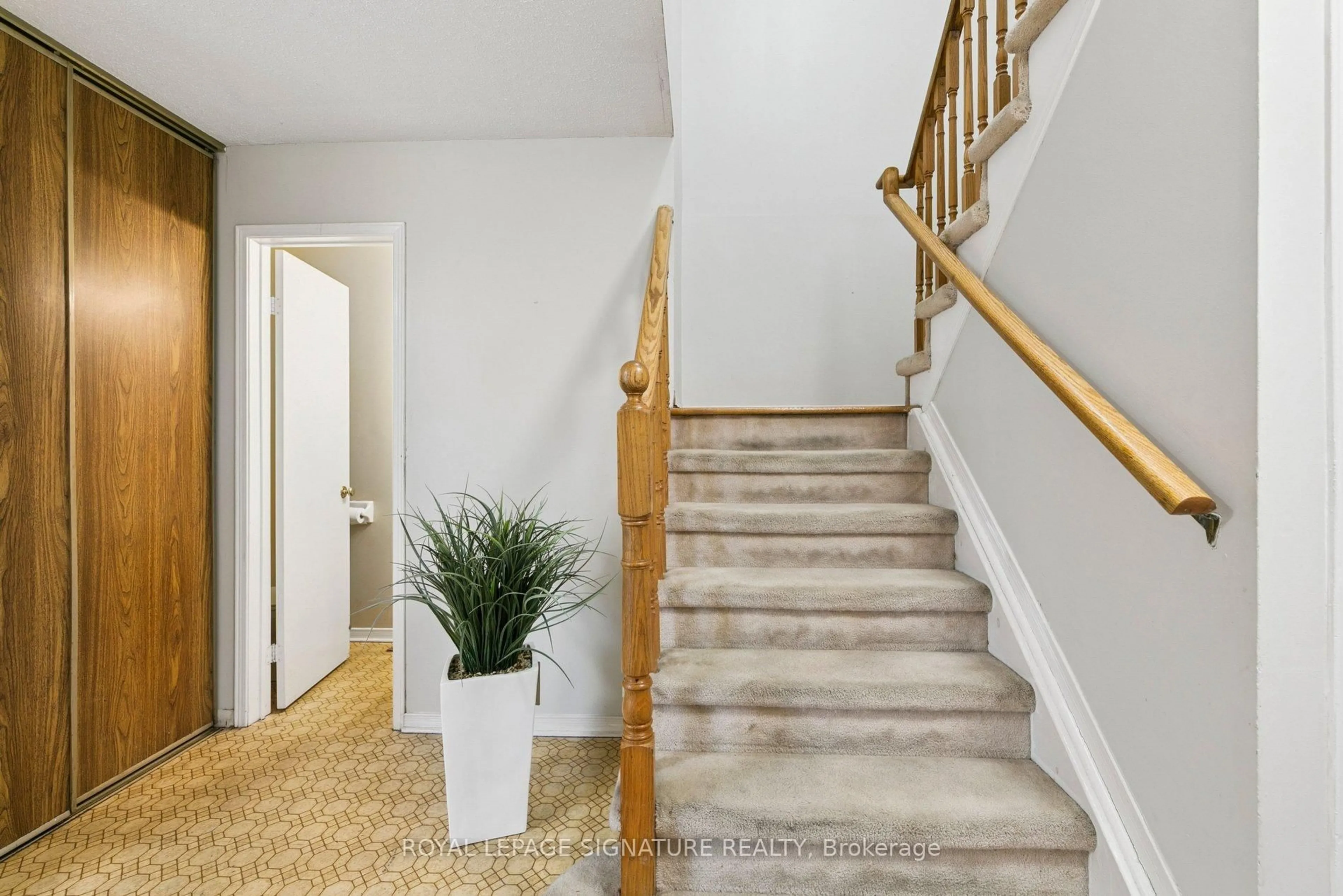 Stairs for 156 Macedonia Cres, Mississauga Ontario L5B 3J5