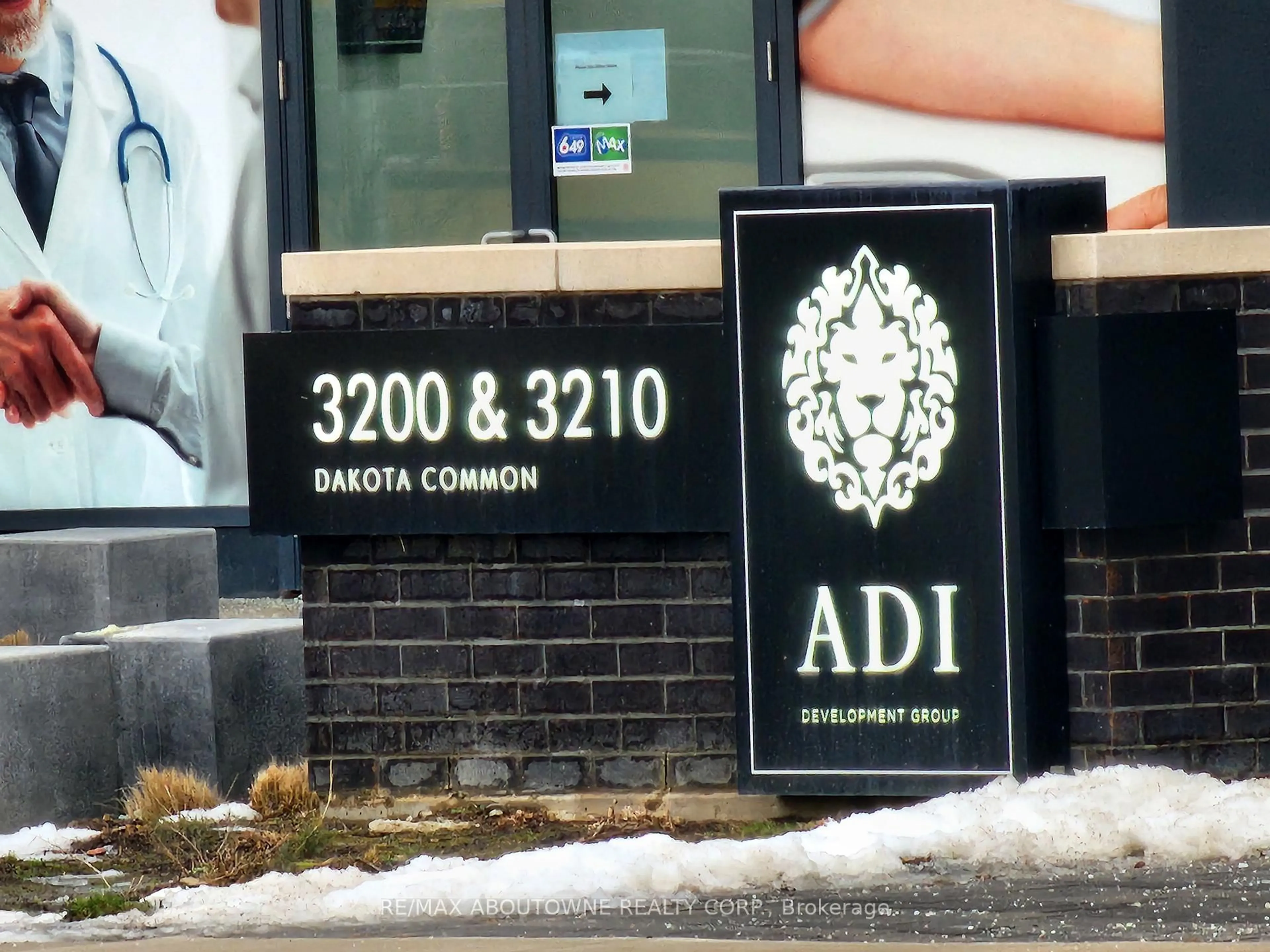 Indoor foyer for 3210 Dakota Common #101, Burlington Ontario L7M 2A8