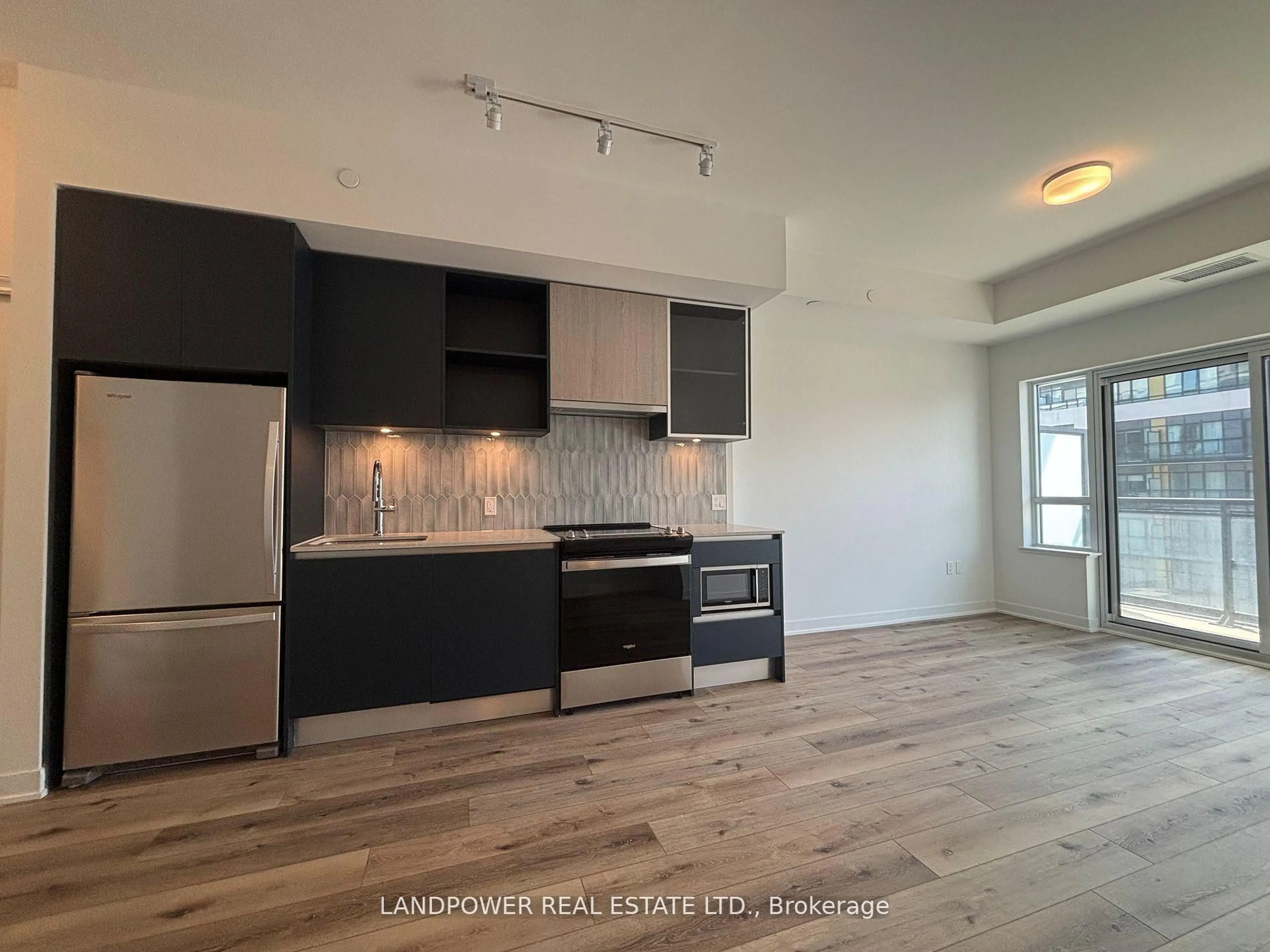 Open concept kitchen, wood/laminate floor for 395 Dundas St #725, Oakville Ontario L6M 5R8