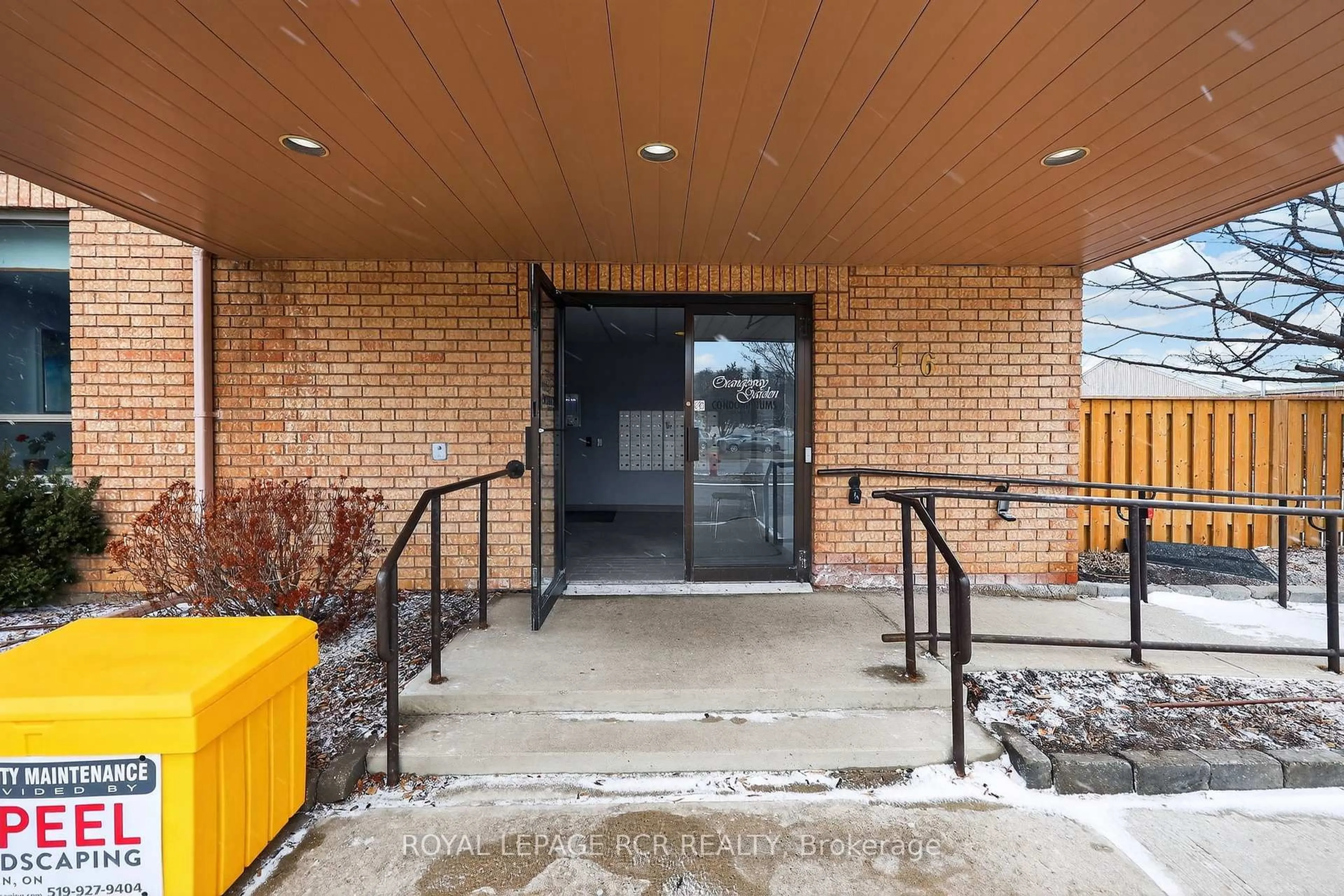 Indoor foyer for 16 Fourth St #67, Orangeville Ontario L9W 4N7