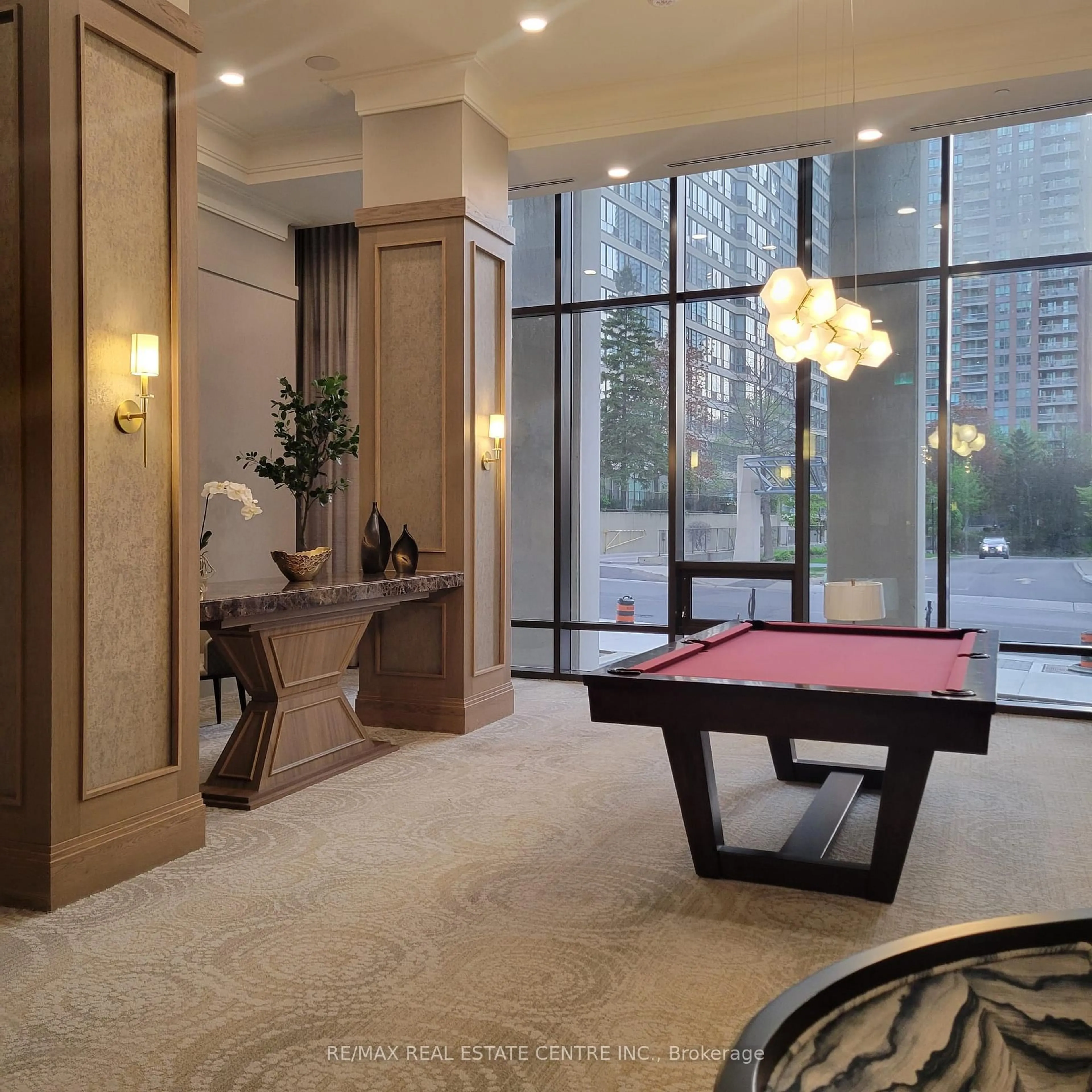 Indoor foyer for 30 Elm Dr #1801, Mississauga Ontario L5B 0N6