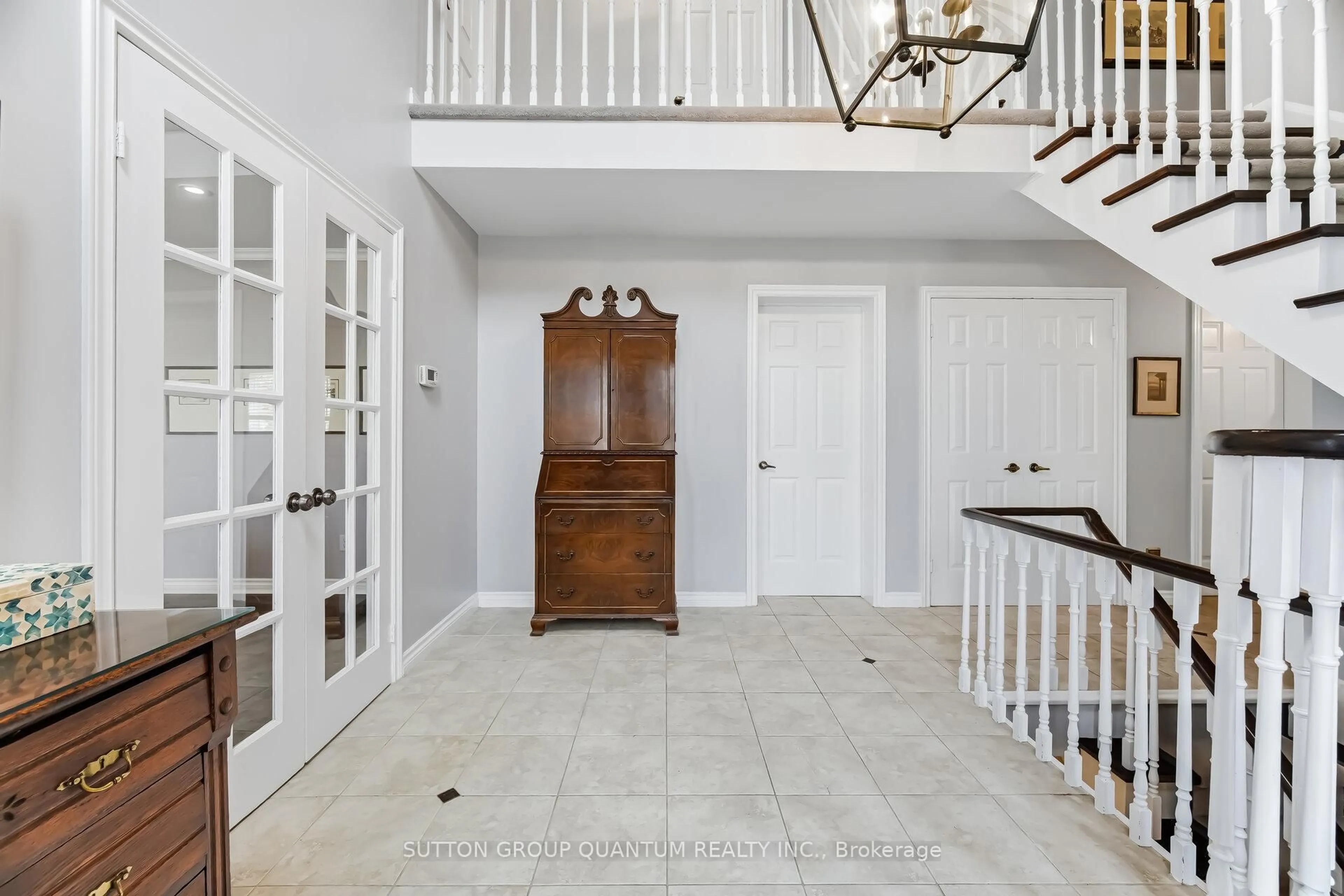 Indoor entryway for 2090 Mississauga Rd, Mississauga Ontario L5H 2K6