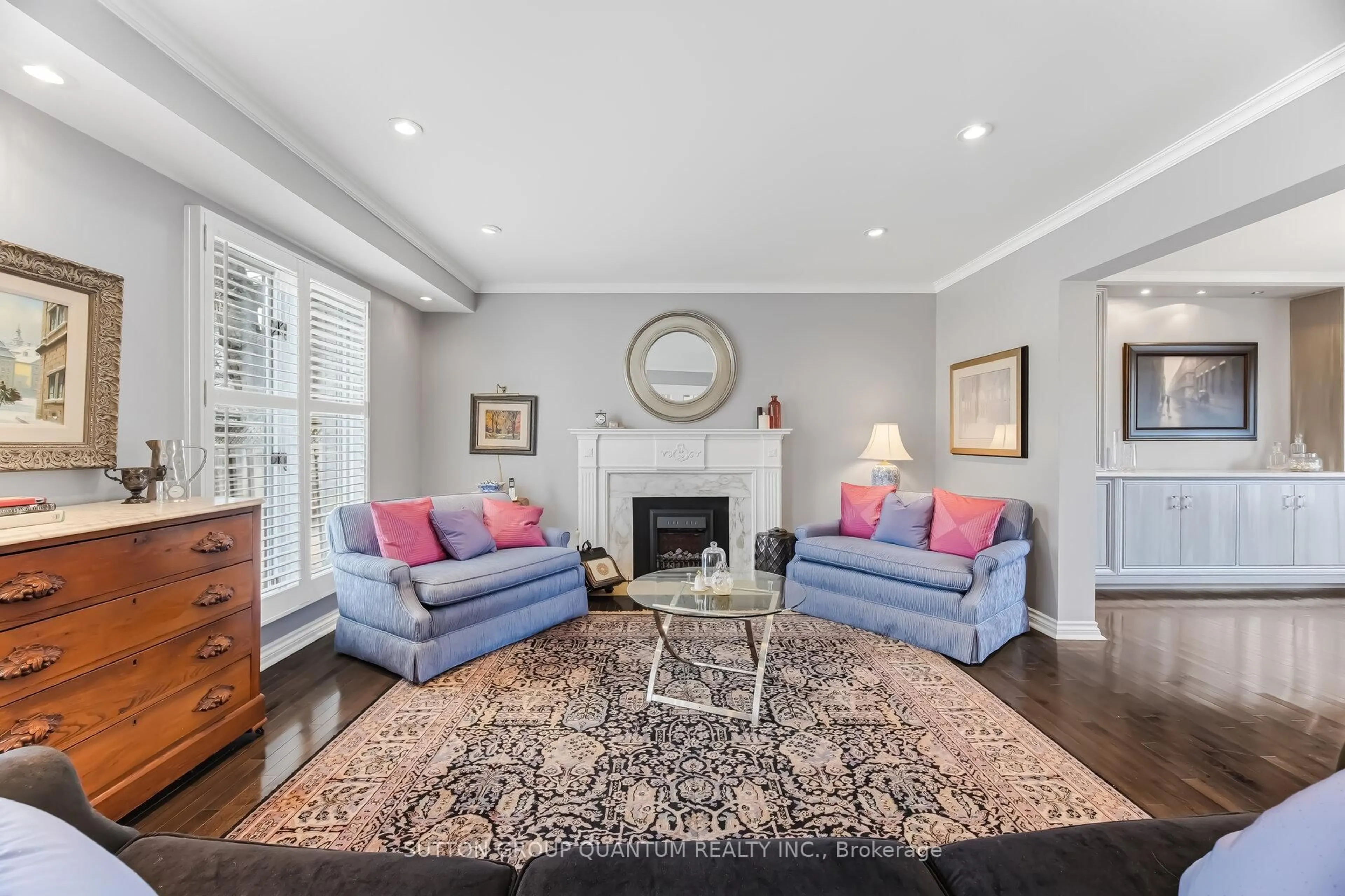 Living room with furniture, unknown for 2090 Mississauga Rd, Mississauga Ontario L5H 2K6