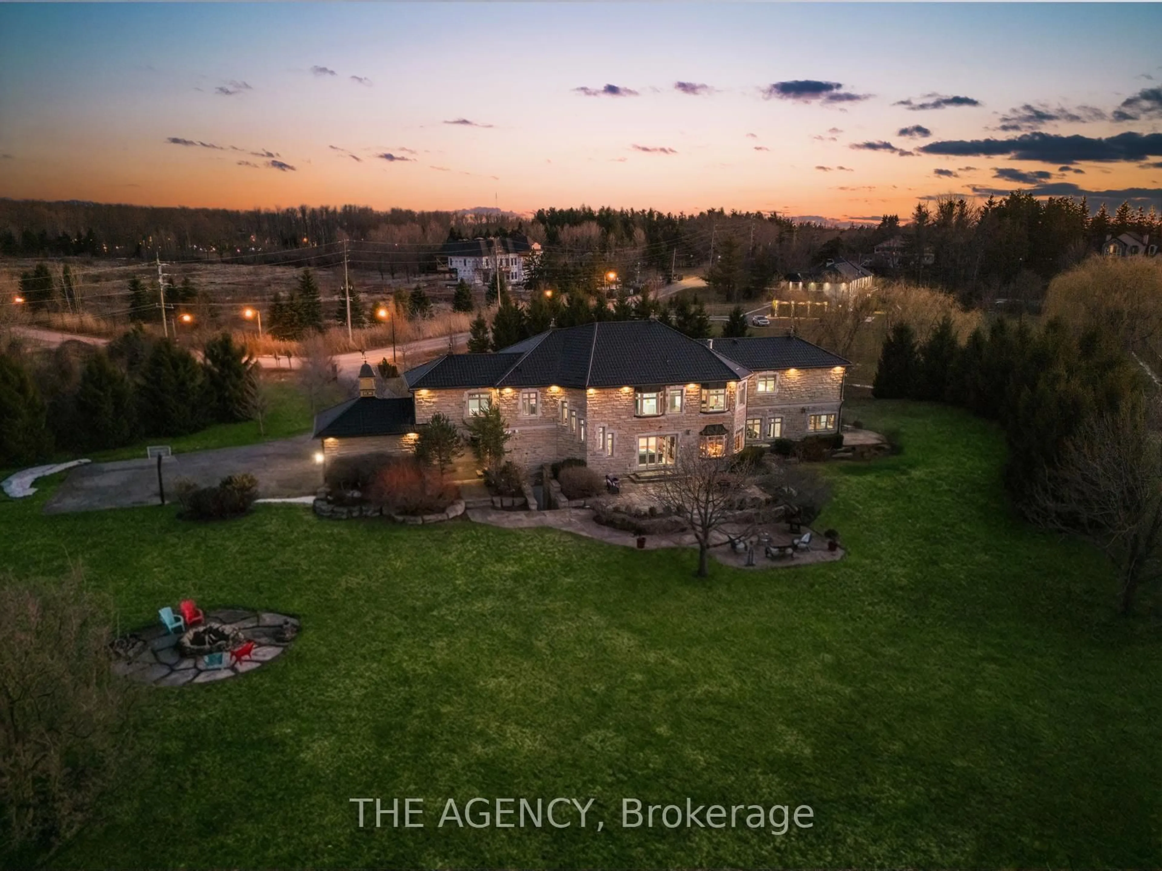A pic from outside/outdoor area/front of a property/back of a property/a pic from drone, building for 2659 2 Sideroad, Burlington Ontario L7M 0S7
