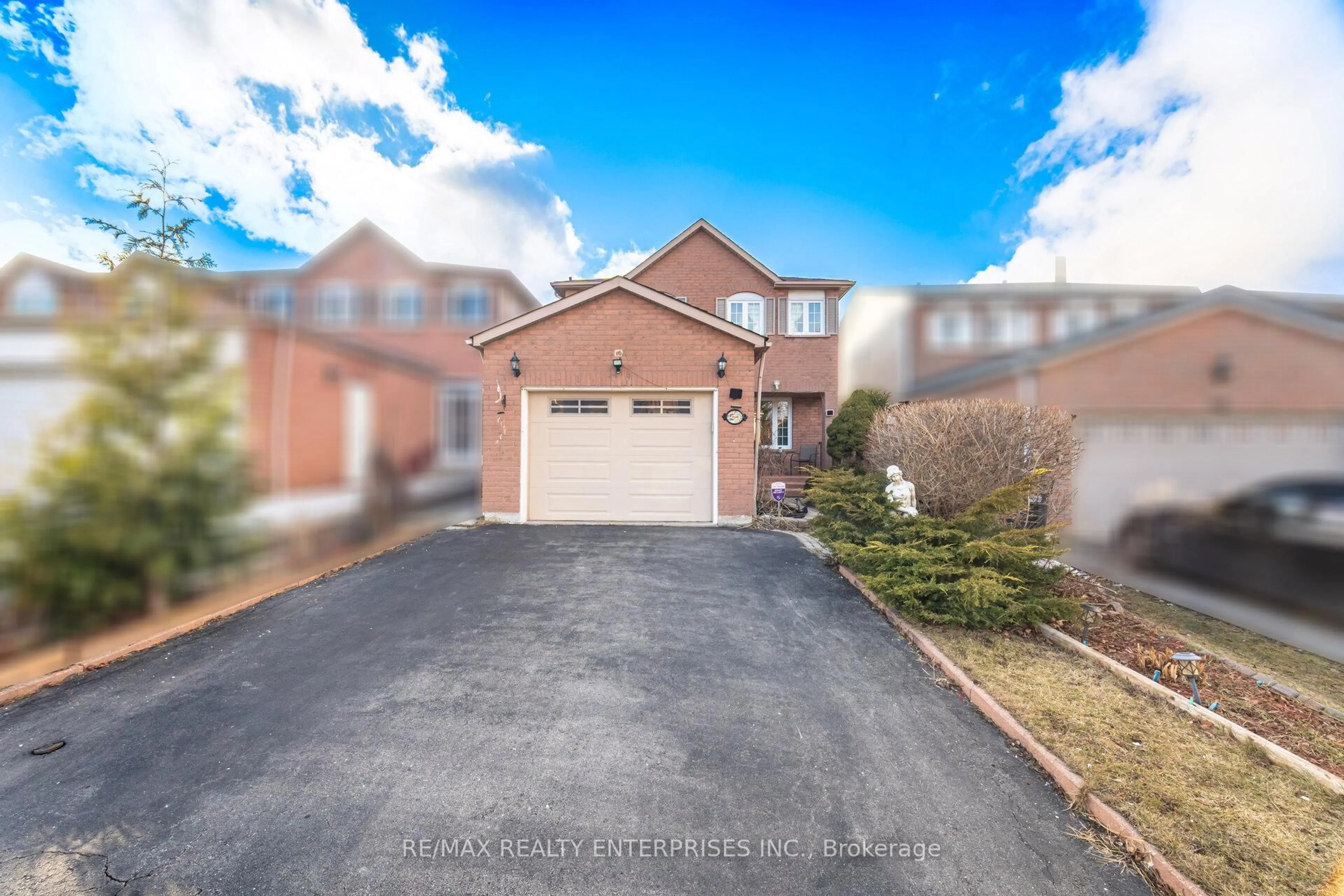 A pic from outside/outdoor area/front of a property/back of a property/a pic from drone, street for 54 Niagara Pl, Brampton Ontario L6S 4Y8