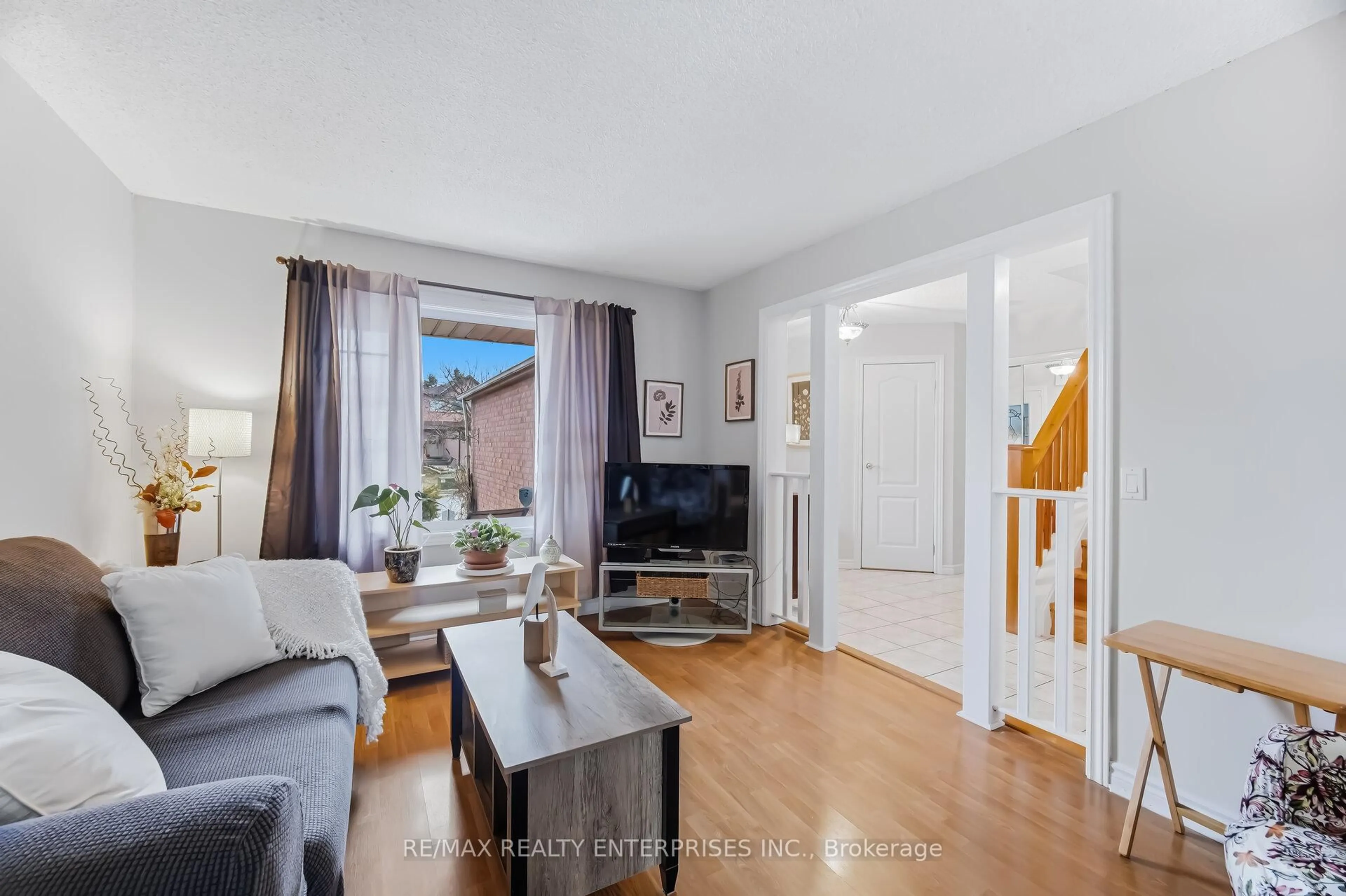Living room with furniture, unknown for 54 Niagara Pl, Brampton Ontario L6S 4Y8
