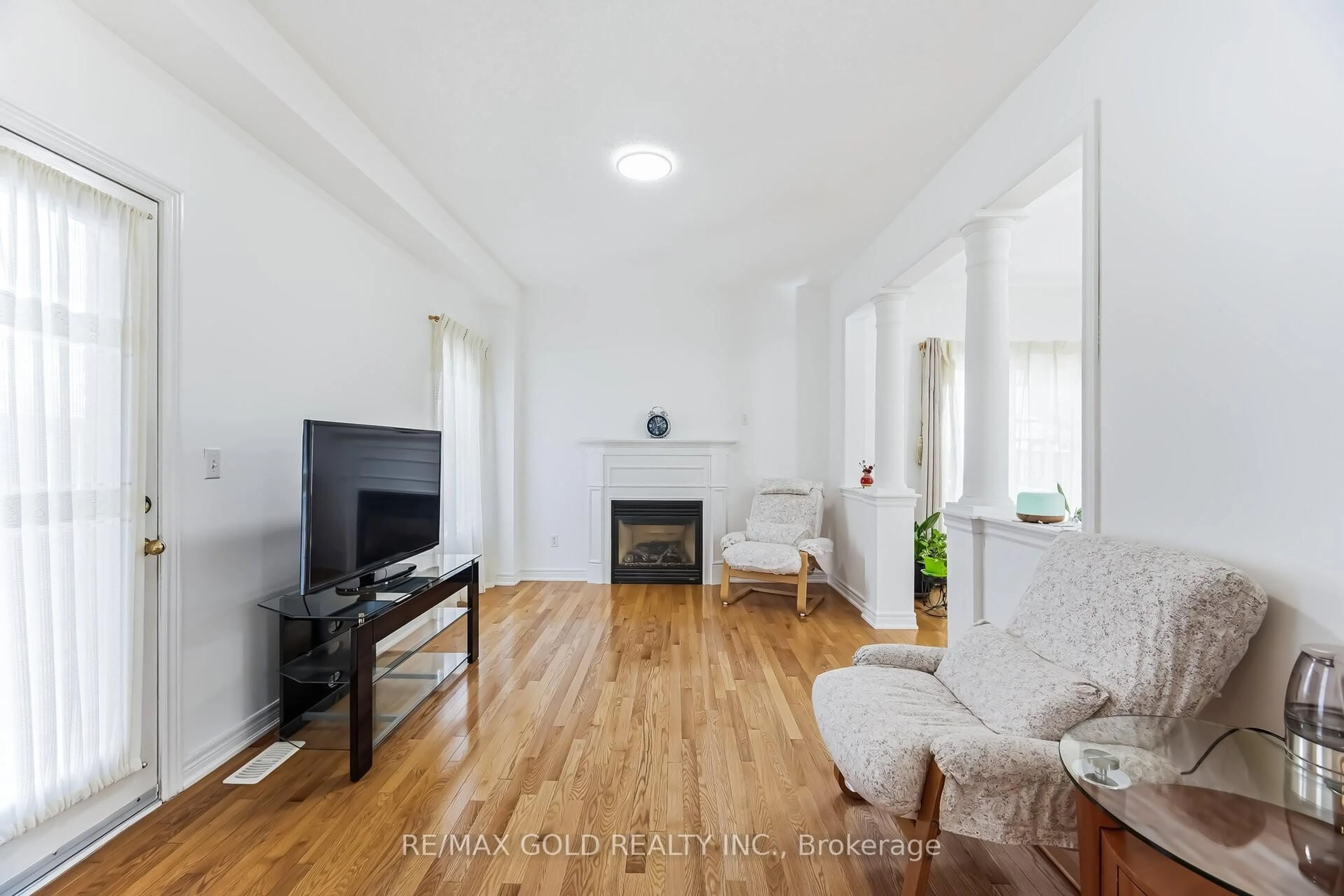 Living room with furniture, unknown for 5 Attmar Dr, Brampton Ontario L6P 2R4