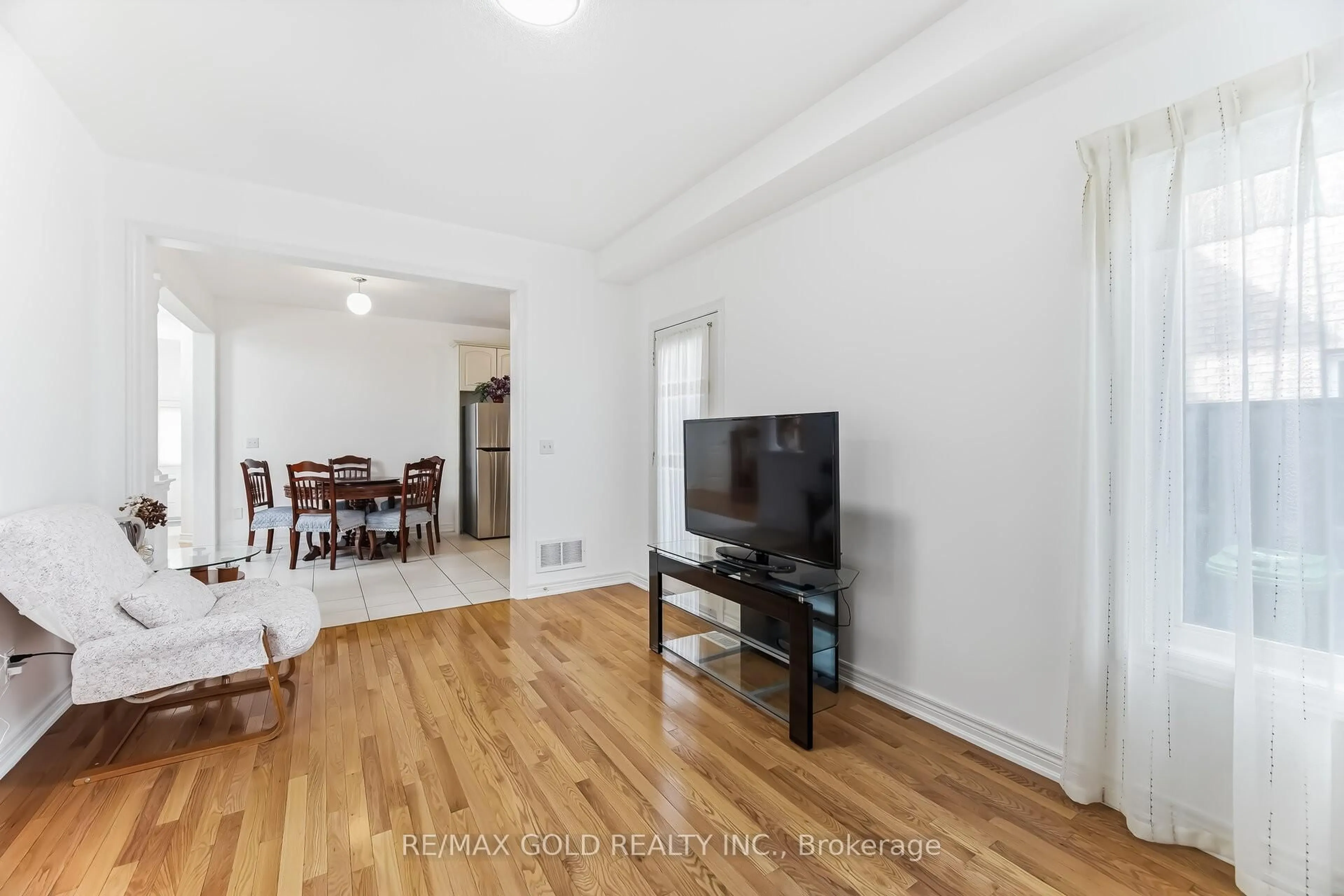 Living room with furniture, unknown for 5 Attmar Dr, Brampton Ontario L6P 2R4