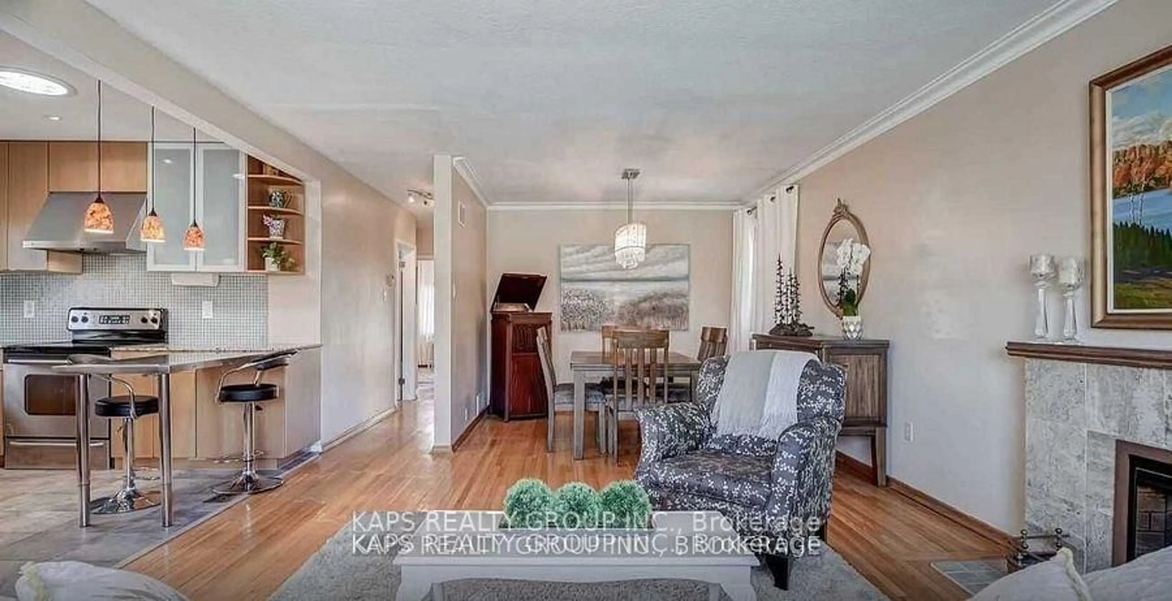 Living room with furniture, wood/laminate floor for 10 Wanita Rd, Mississauga Ontario L5G 1B1