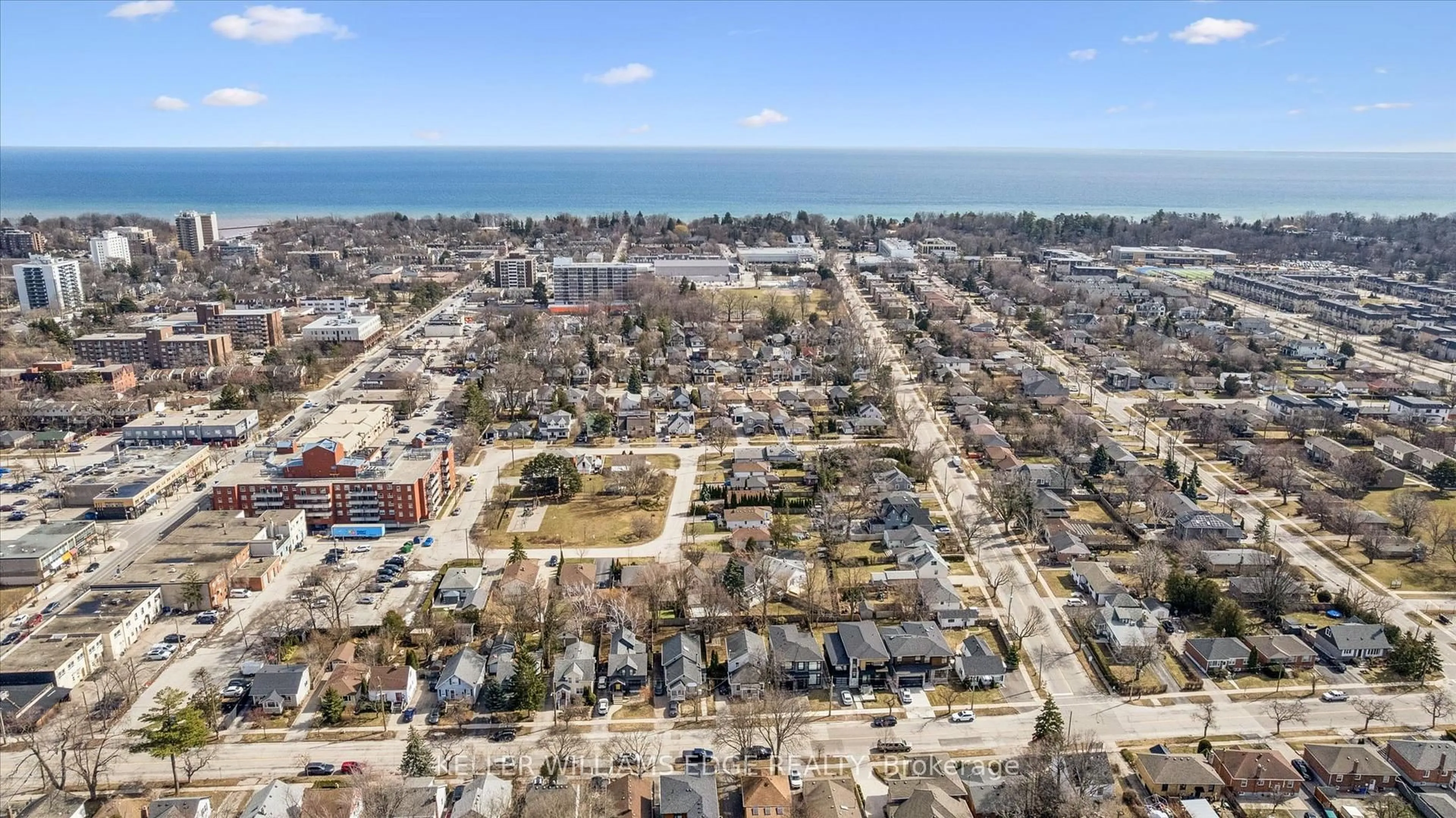 A pic from outside/outdoor area/front of a property/back of a property/a pic from drone, unknown for 139 Stewart St, Oakville Ontario L6K 1X8