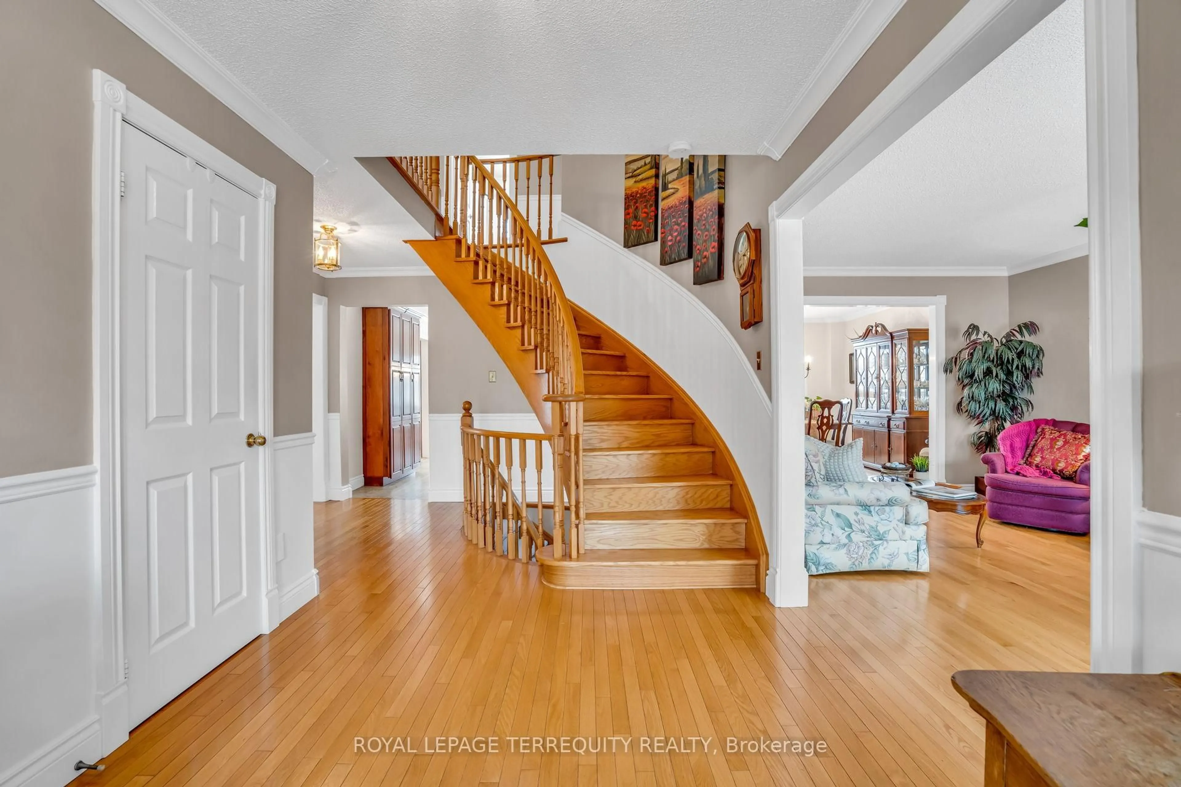 Indoor foyer for 1319 Saddler Circ, Oakville Ontario L6M 2X6