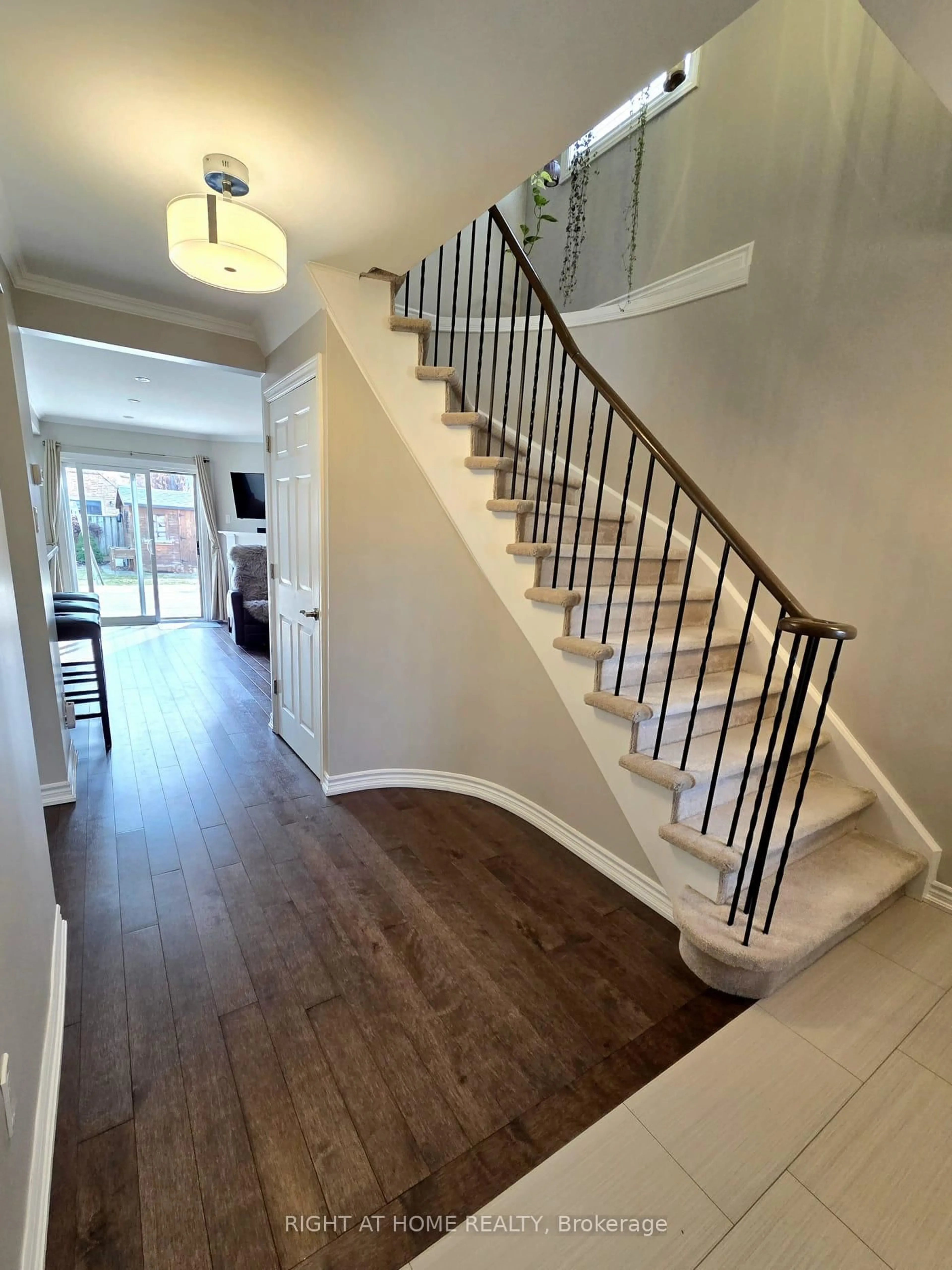 Indoor entryway for 6914 Cordingley Cres, Mississauga Ontario L5N 4Y8
