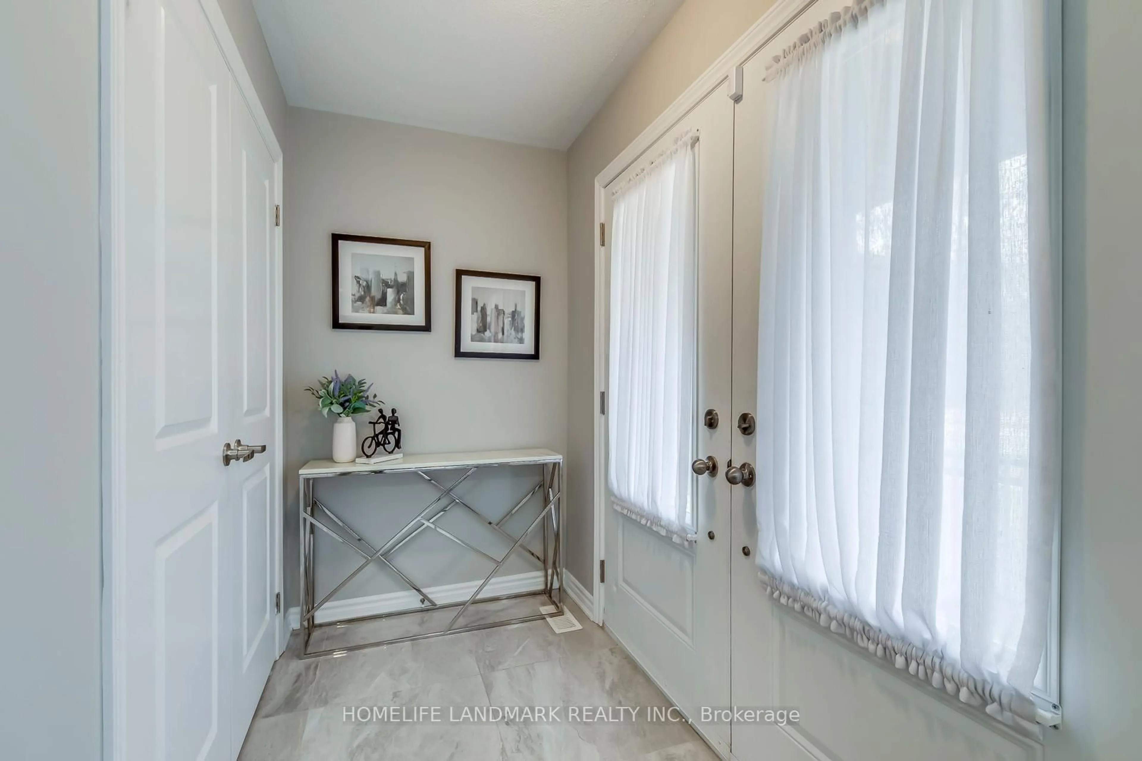 Indoor entryway for 2485 Badger Cres #Unit 7 -, Oakville Ontario L6M 5L9
