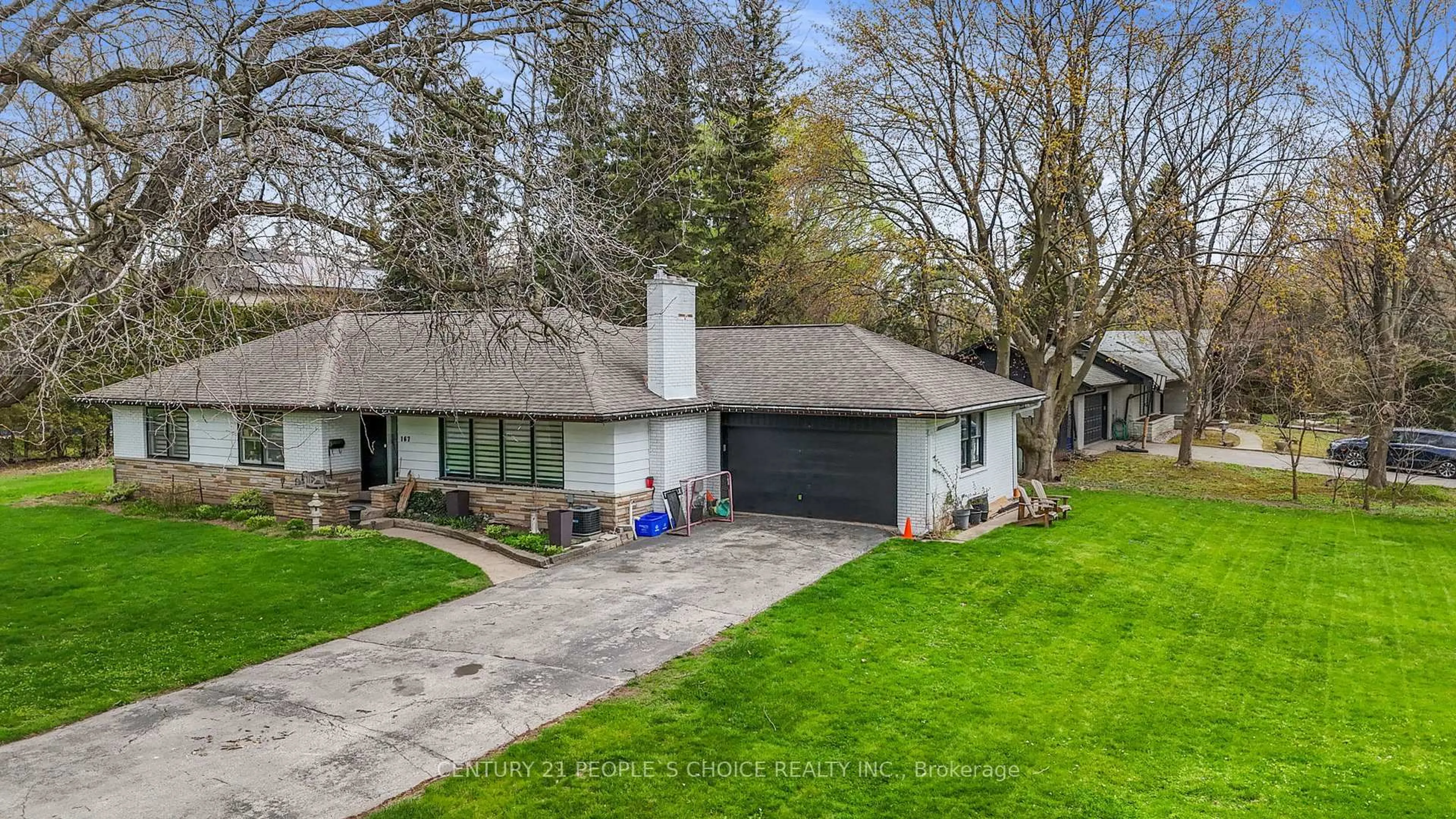 A pic from outside/outdoor area/front of a property/back of a property/a pic from drone, street for 167 Blue Water Pl, Burlington Ontario L7L 2J3