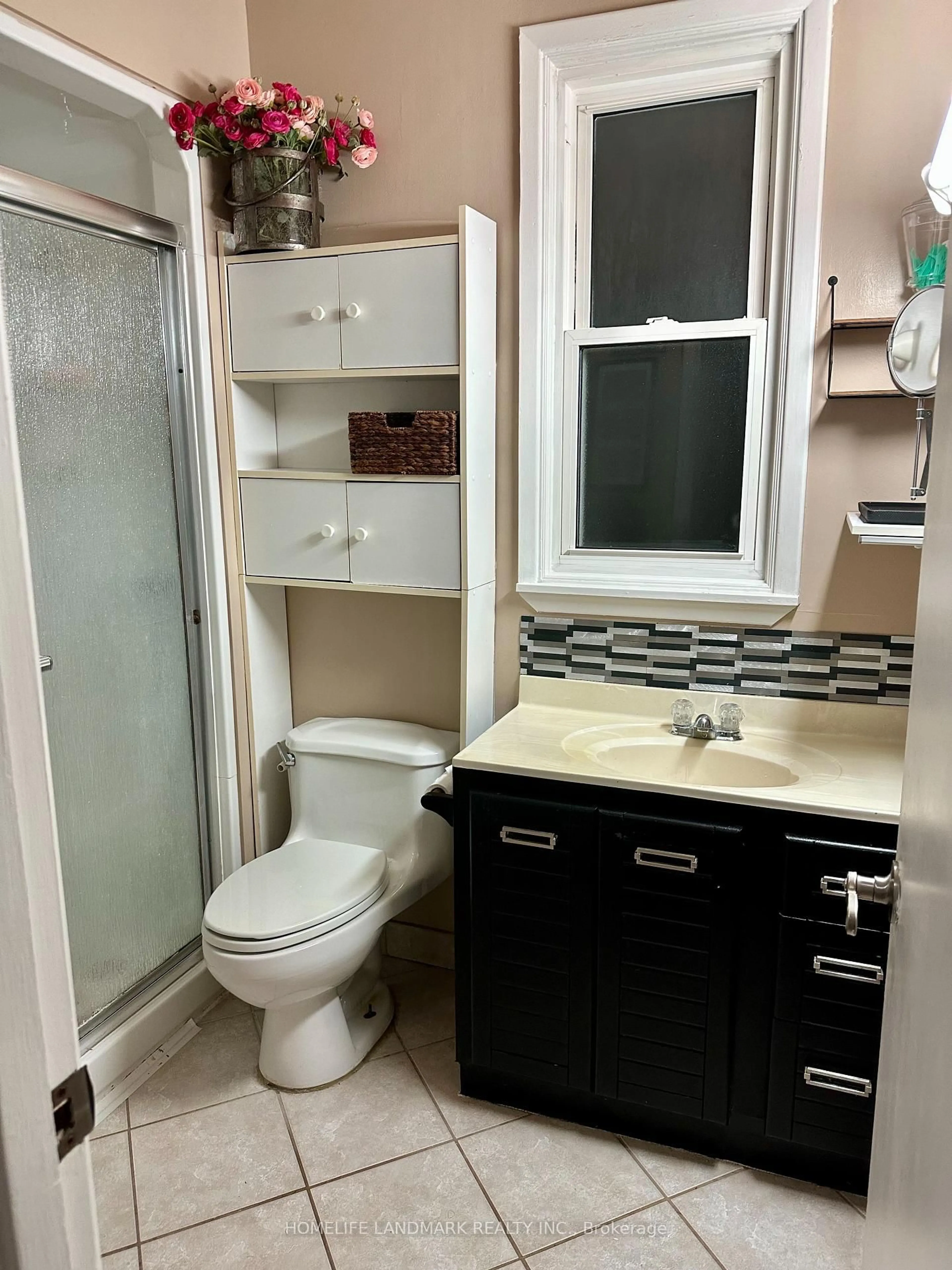 Standard bathroom, ceramic/tile floor for 135 Ringwood Rd, Oakville Ontario L6H 1K3