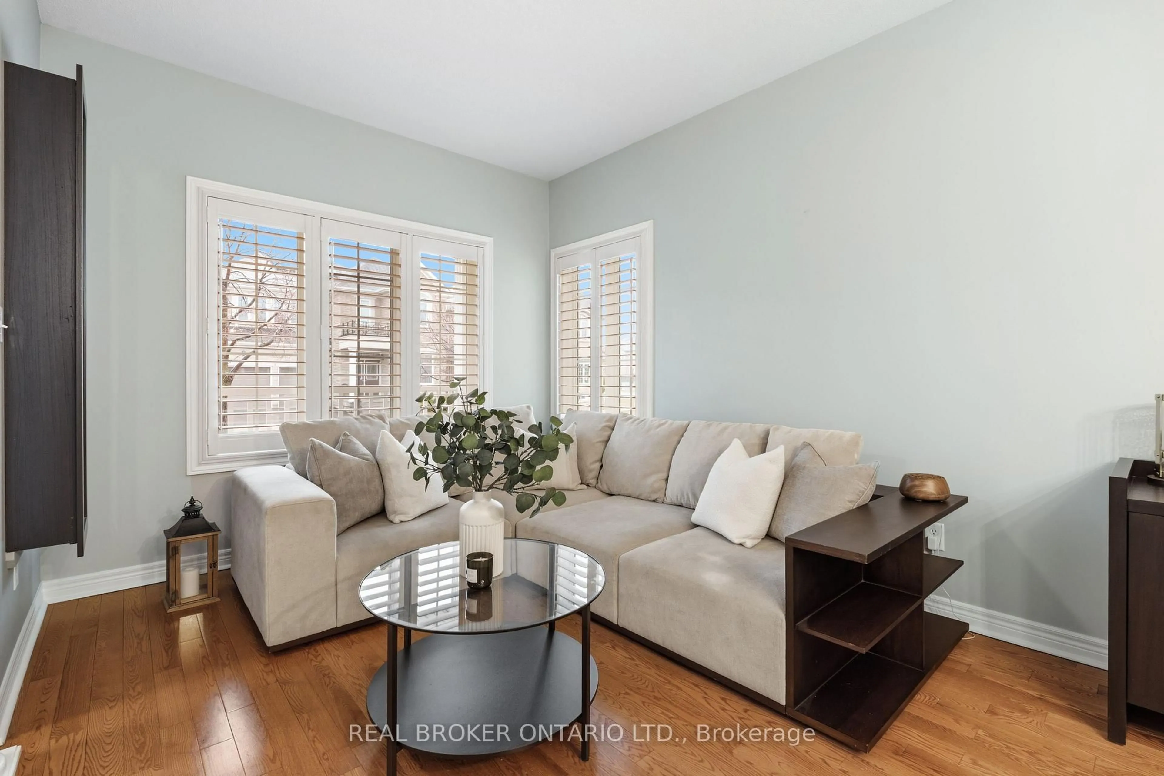 Living room with furniture, unknown for 4648 Kearse St, Burlington Ontario L7M 0E2